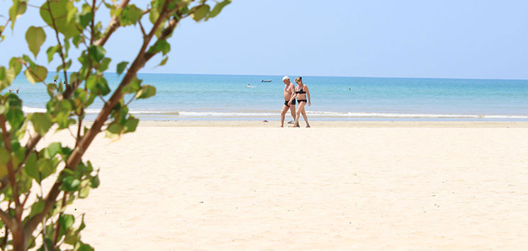 FLOT SANDSTRAND - Apsara Beachfront Resort ligger ned til en superflot strand, Check Point Travel