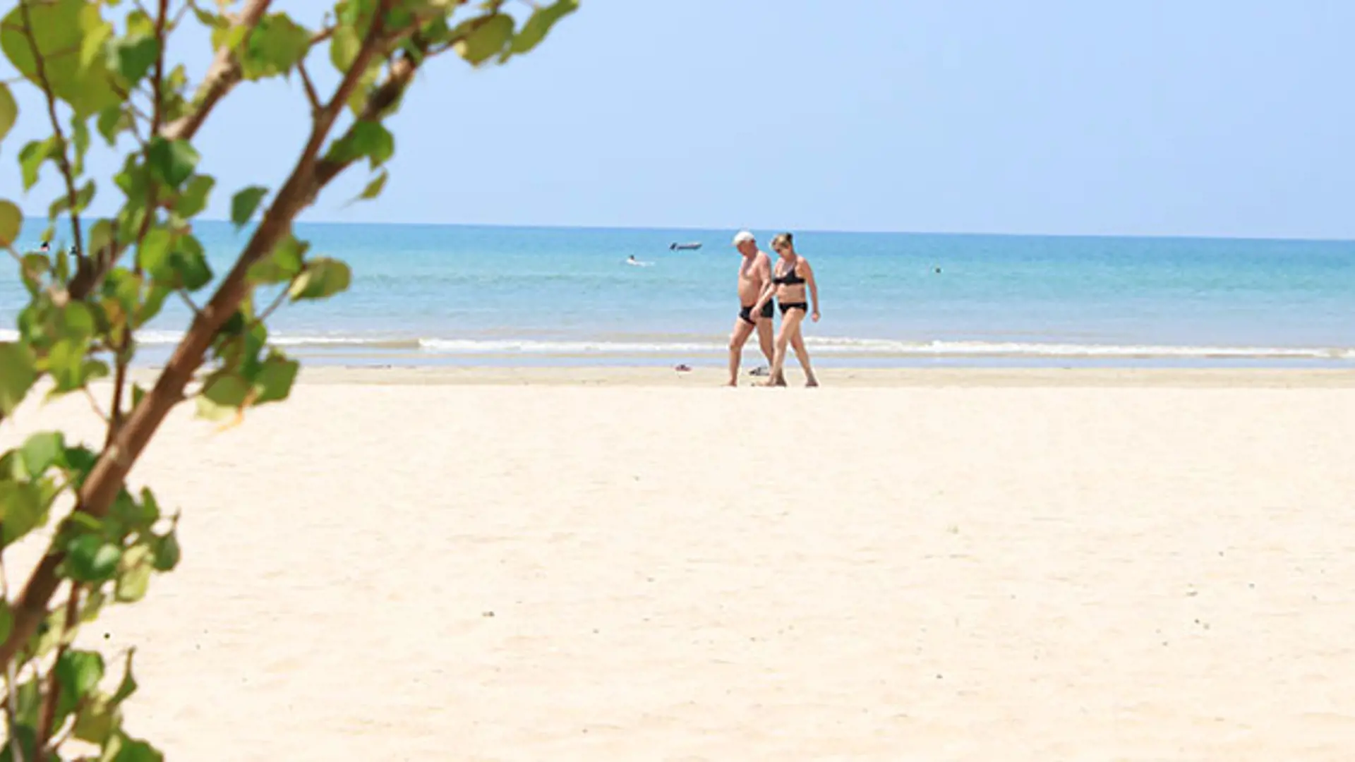 FLOT SANDSTRAND - Apsara Beachfront Resort ligger ned til en superflot strand, Check Point Travel