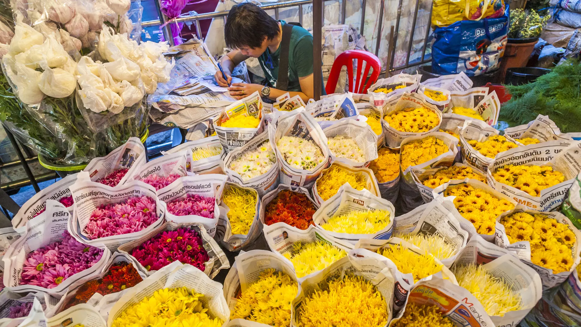 BLOMSTERMARKED - Overvej et besøg på blomstermarkedet i Bangkok. Det begynder tidligt, men det er et sandt bombardement af farver og dufte, Check Point Travel