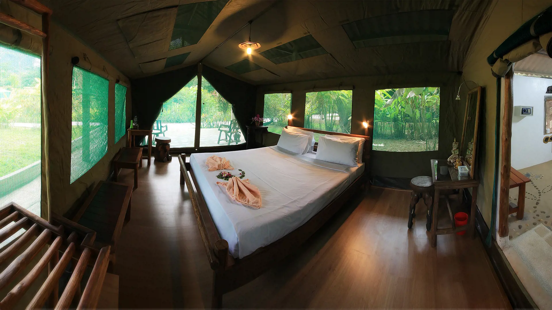ELEPHANT HILLS - I indlogeres i flotte safaritelte med faste senge og eget bad og toilet. Det er fantastisk at gå til ro til lyden af junglen, der for alvor vågner når mørket falder på, Check Point Travel