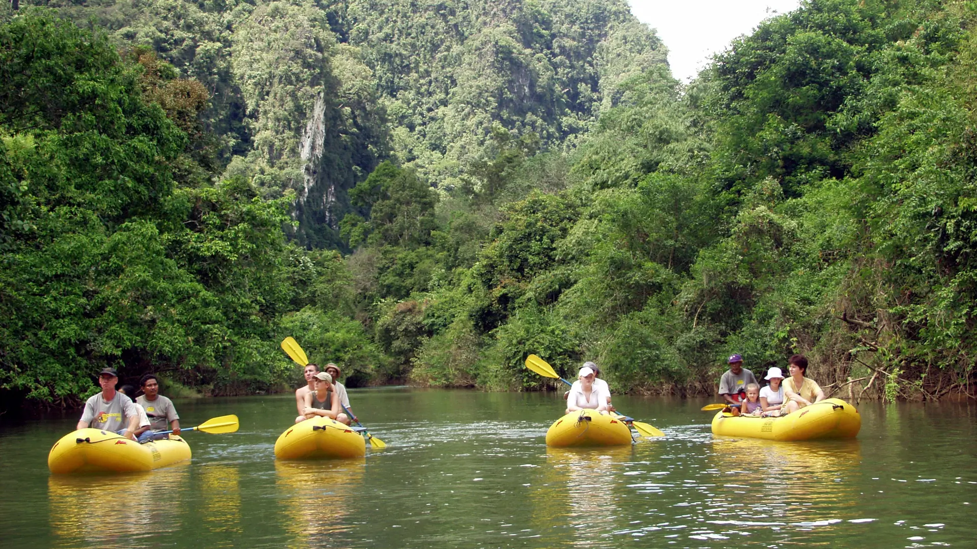 ELEPHANT HILLS - I sejler med kano på floden med udsigt til skov og bjerge, Check Point Travel