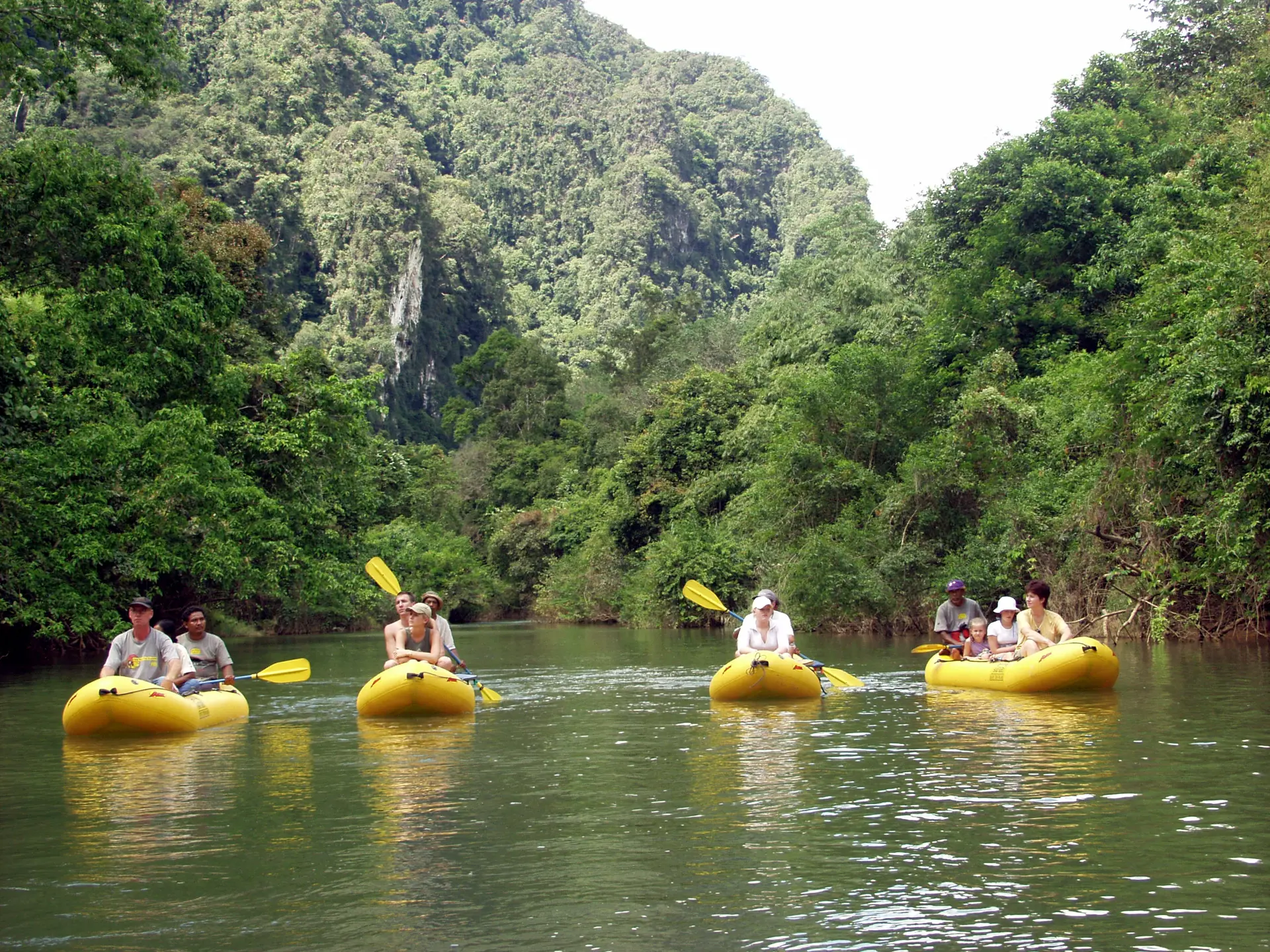 ELEPHANT HILLS - I sejler med kano på floden med udsigt til skov og bjerge, Check Point Travel
