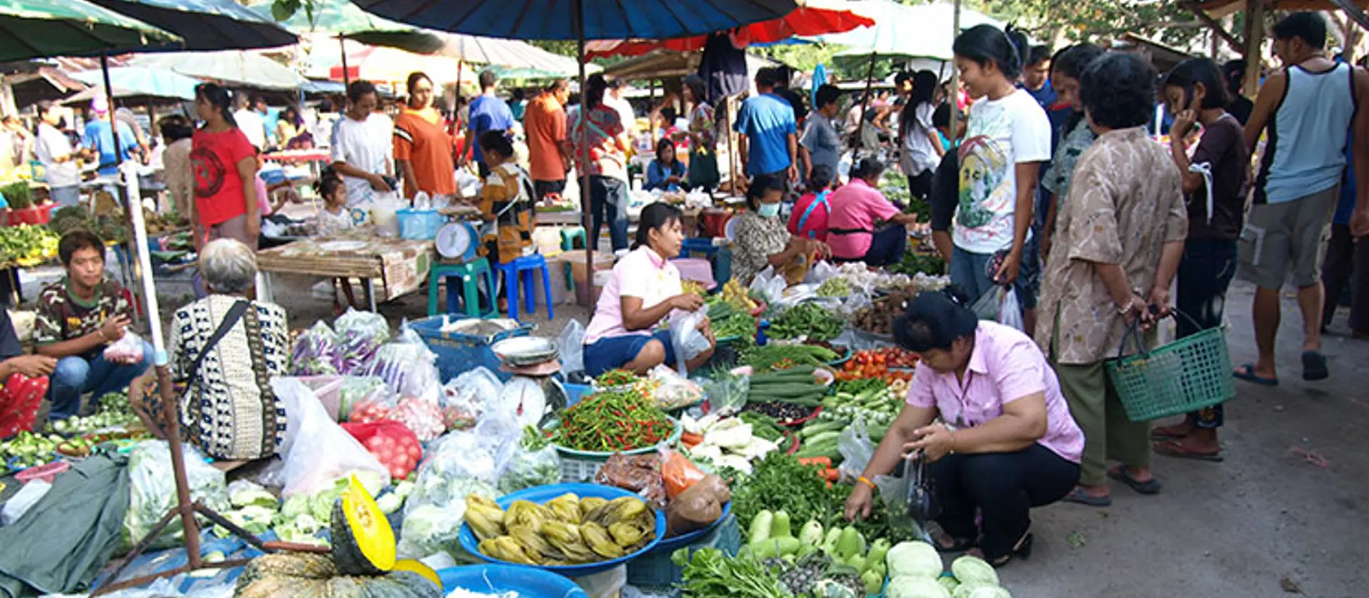 MARKED - To gange om ugen afholder man i Khanom et kæmpestort marked. Et rigtigt thailands marked. Det må I ikke gå glip af