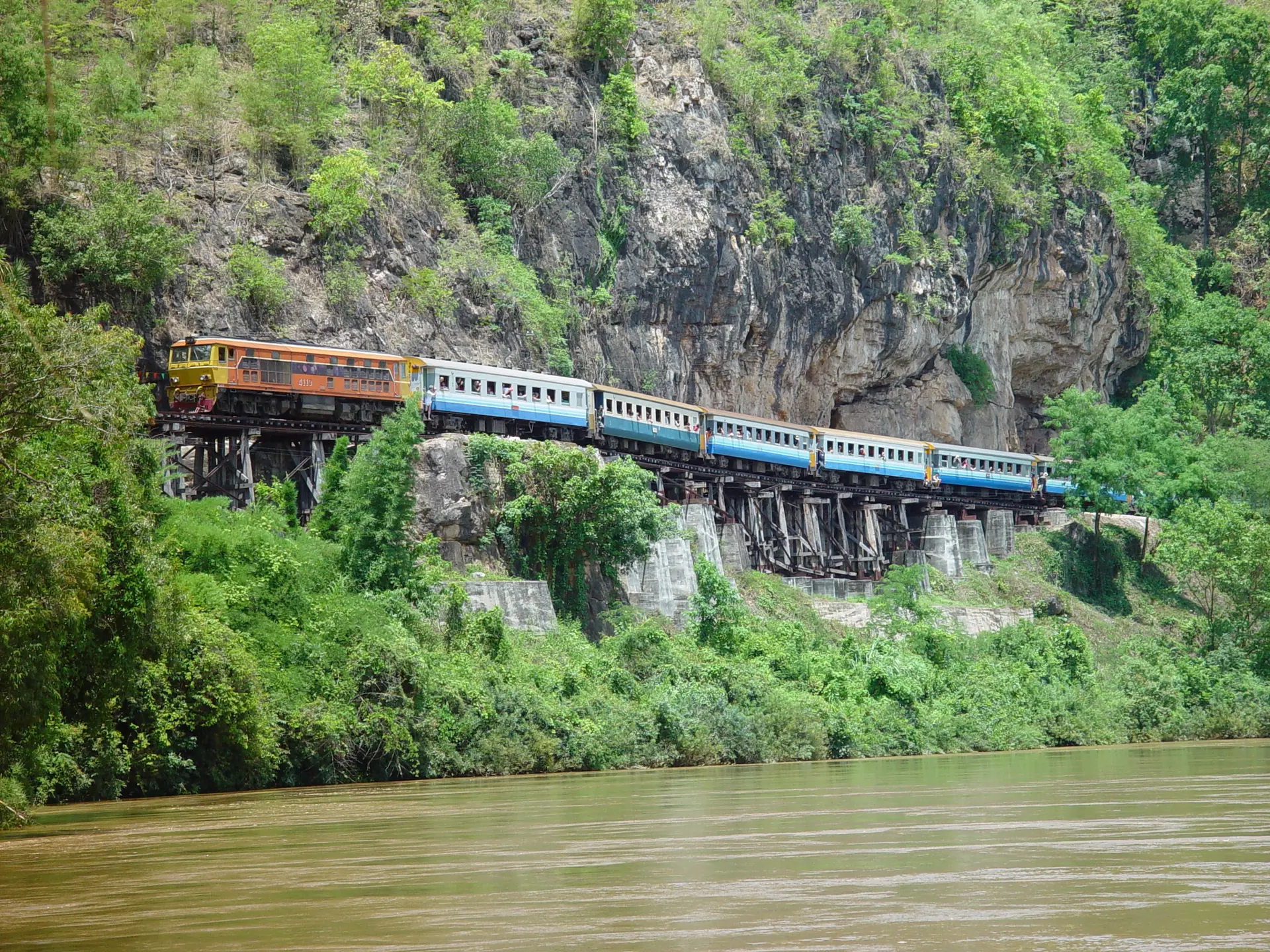 DØDENS JERNBANE - I skal naturligvis også ud at køre på et stykke af den berømte jernbane, der visse steder nærmest klamrer sig til klippesiderne, Check Point Travel