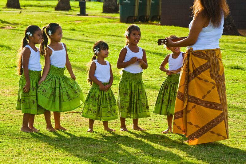 KULTUR - på Hawaii holder man fast i de gamle kulturelle traditioner og selv de yngste lærer de traditionelle danse