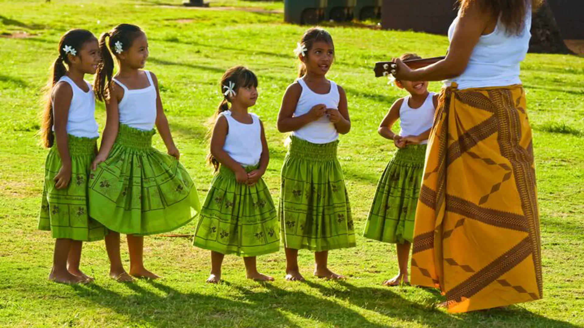 KULTUR - på Hawaii holder man fast i de gamle kulturelle traditioner og selv de yngste lærer de traditionelle danse