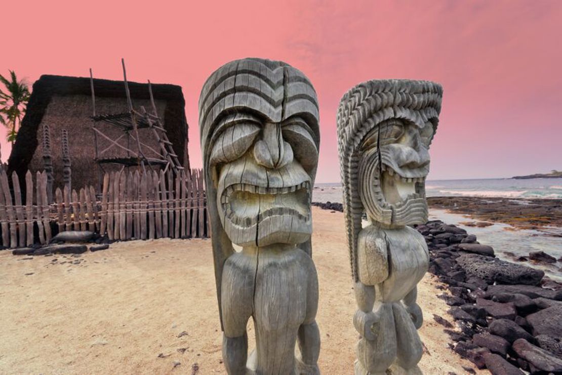 BIG ISLAND - kii, gudefigurer i træ, vogter forfædrene ved det hellige tempel i Honaunaus historiske park, Check PointTravel