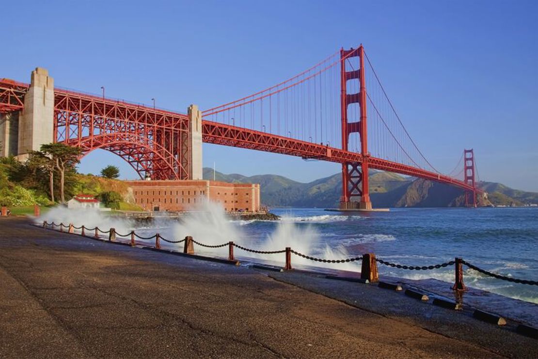 SAN FRANCISCO - Golden Gate er med rette byens vartegn. Broen kan krydses på cykel, i bil eller til fods, Check Point Travel