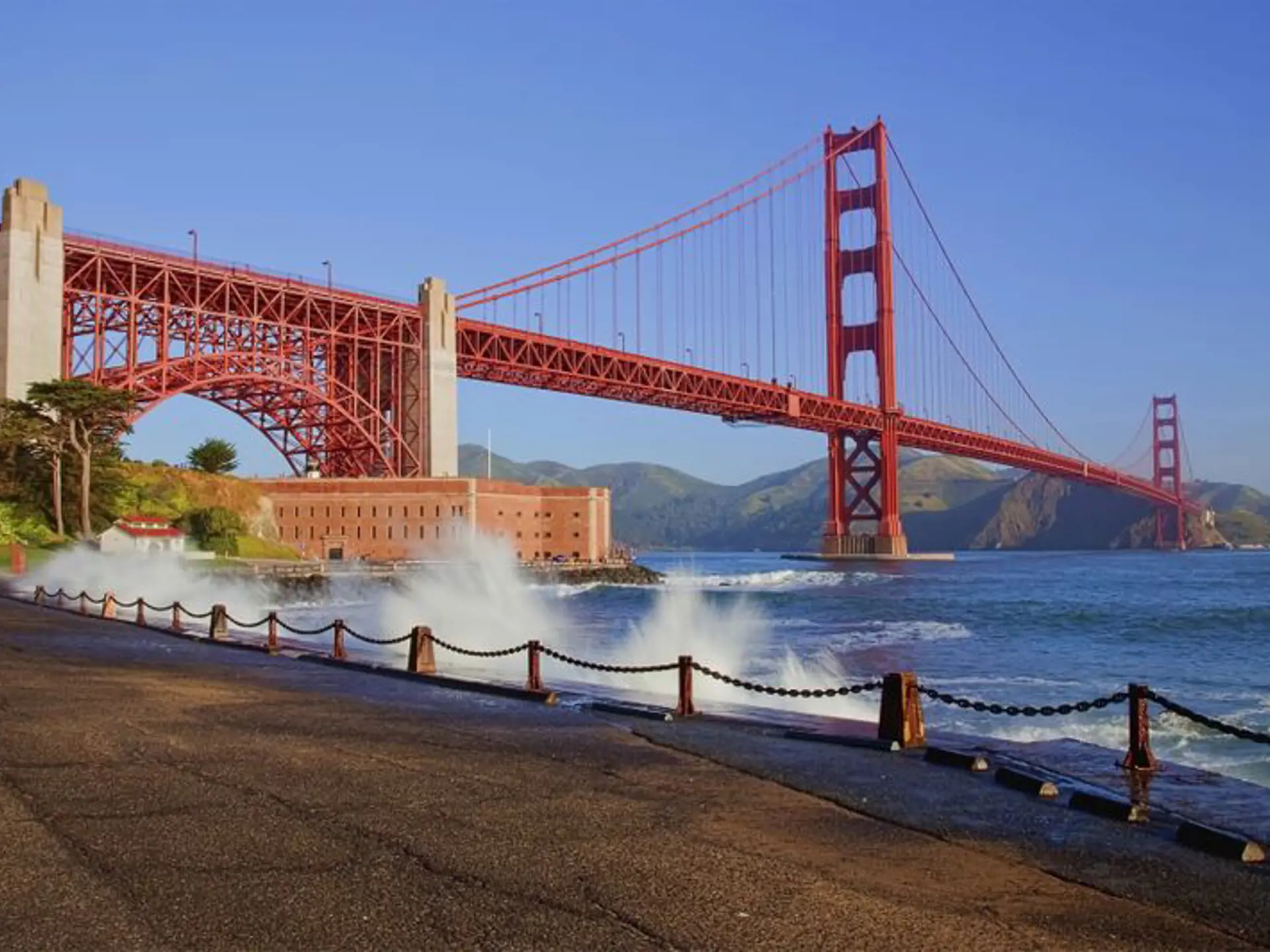 SAN FRANCISCO - Golden Gate er med rette byens vartegn. Broen kan krydses på cykel, i bil eller til fods, Check Point Travel