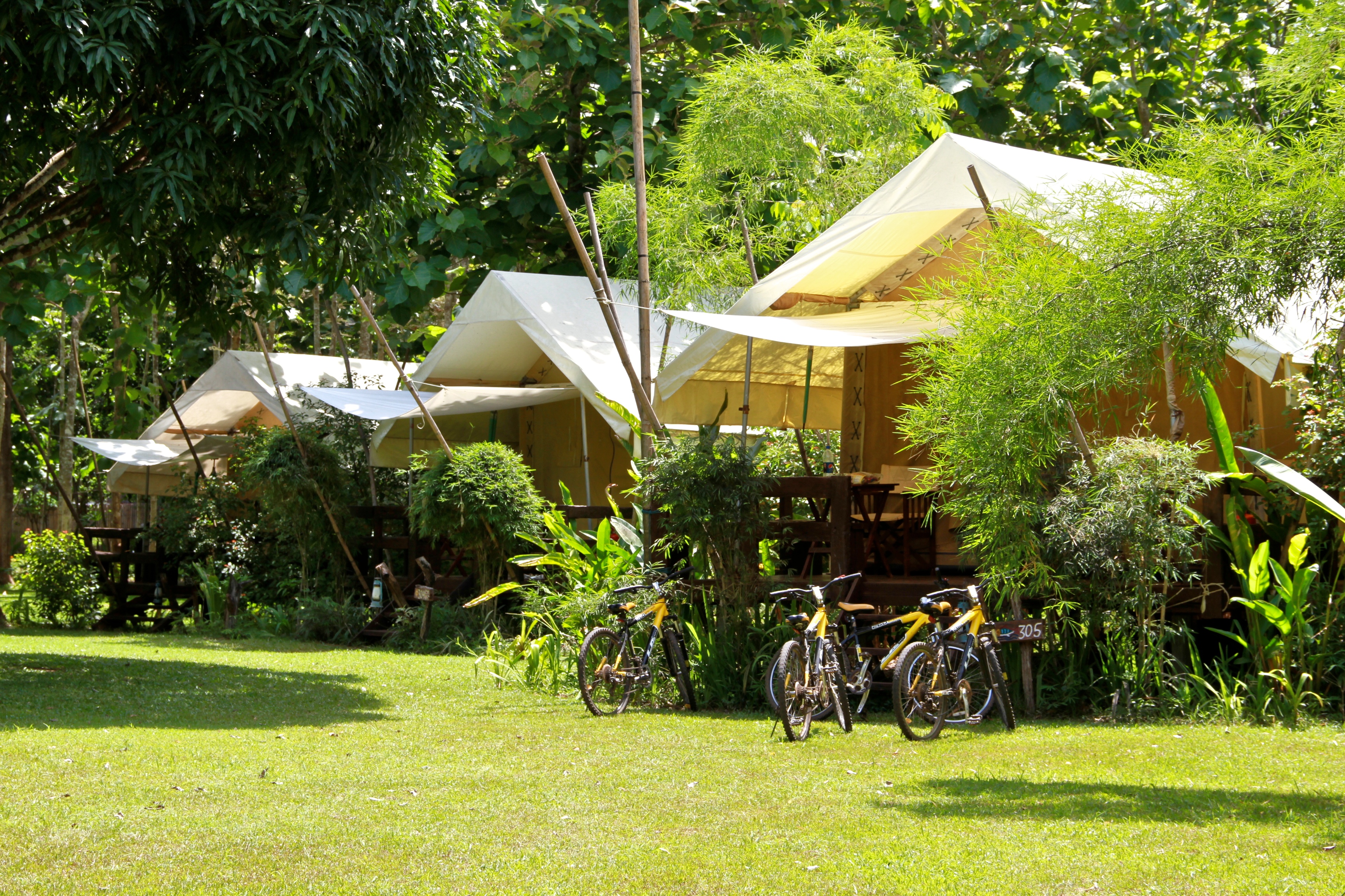 RIVER KWAI - Først en nat på floden. Dernæst en nat i denne stemningsfulde teltlejr. Læg dertil masser af oplevelser og smuk natur, Check Point Travel