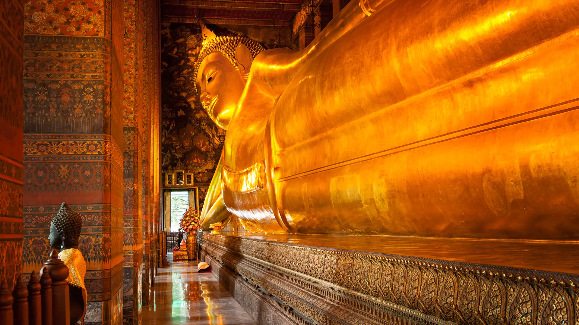 BANGKOK - I det gamle tempel Wat Pho ses den Den Liggende Buddha, den største af sin art i verden, Check Point Travel