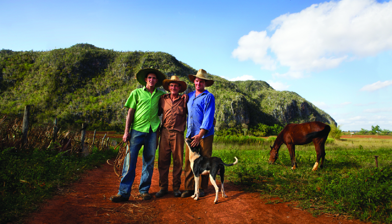 VINALES - lån en af vores gratis cykler og tag på opdagelse blandt de lokale i tobaksmarkerne, Check Point Travel