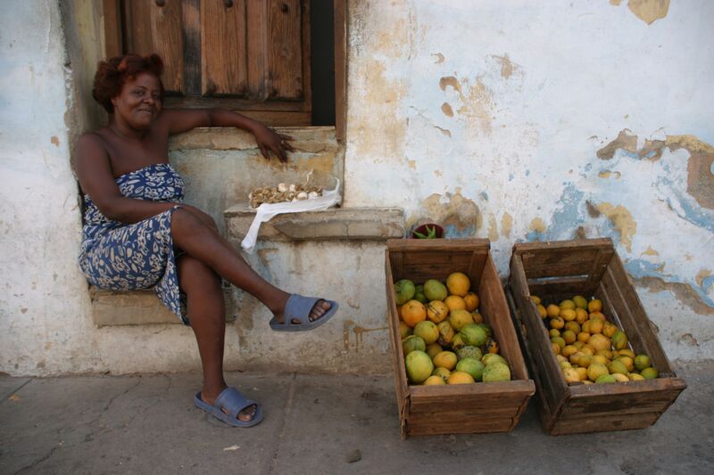 TRINIDAD - små interimistiske butikker springer frem i gaderne, hvor de lokale kan sælge lidt af deres egenproduktion, Check Pont Travel