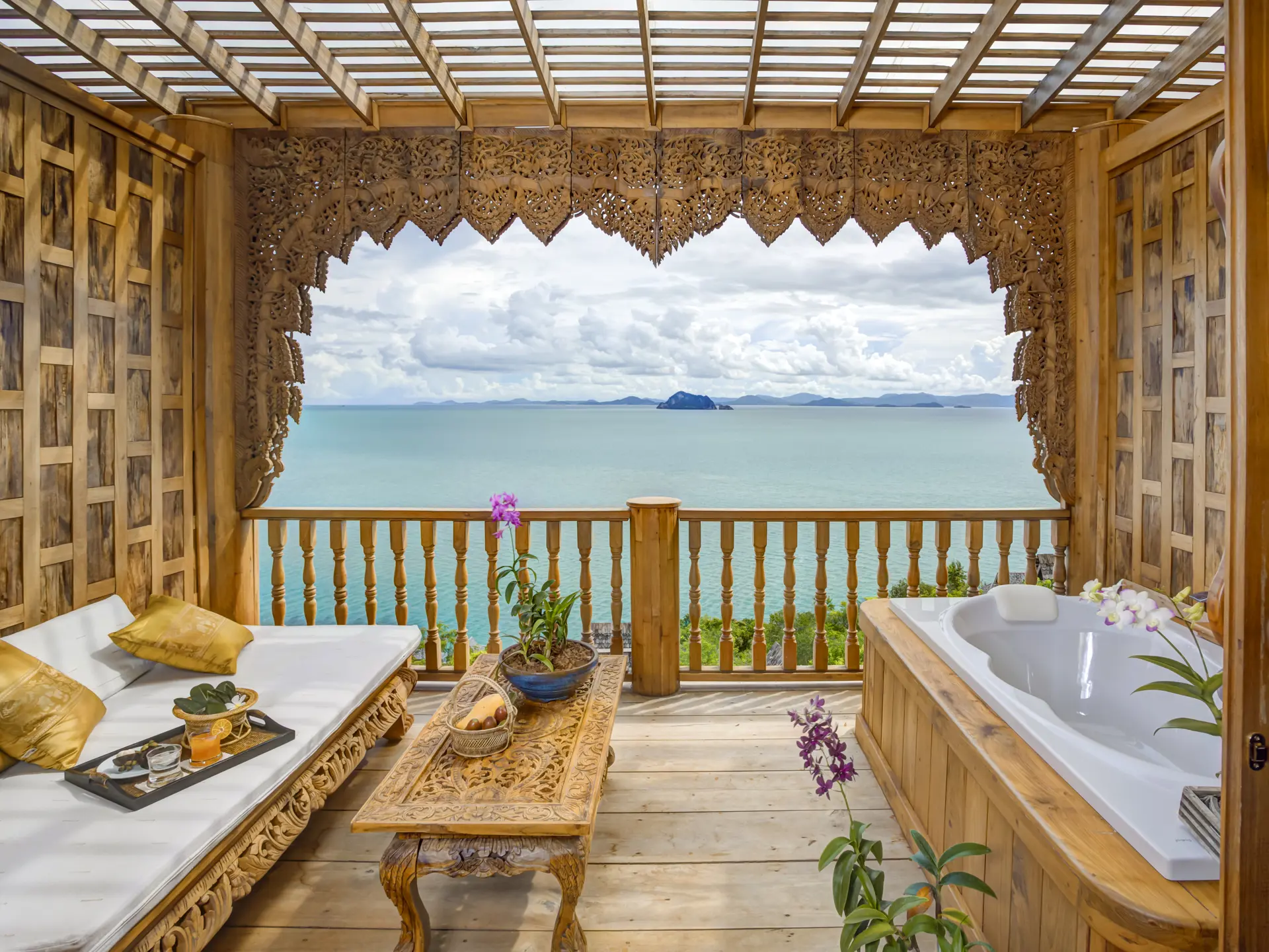 TRÆ - Indretningen og arkitekturen på Santhiya Koh Yao Yai er gennemført. Smukt håndværk i træ både inde og ude, Check Point Travel