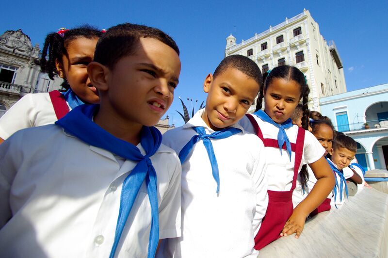 HAVANNA - børn i skoleuniformer bruger ofte byens hyggelige pladser i undervisningen, blandt andet i idrætstimerne, Check Point Travel