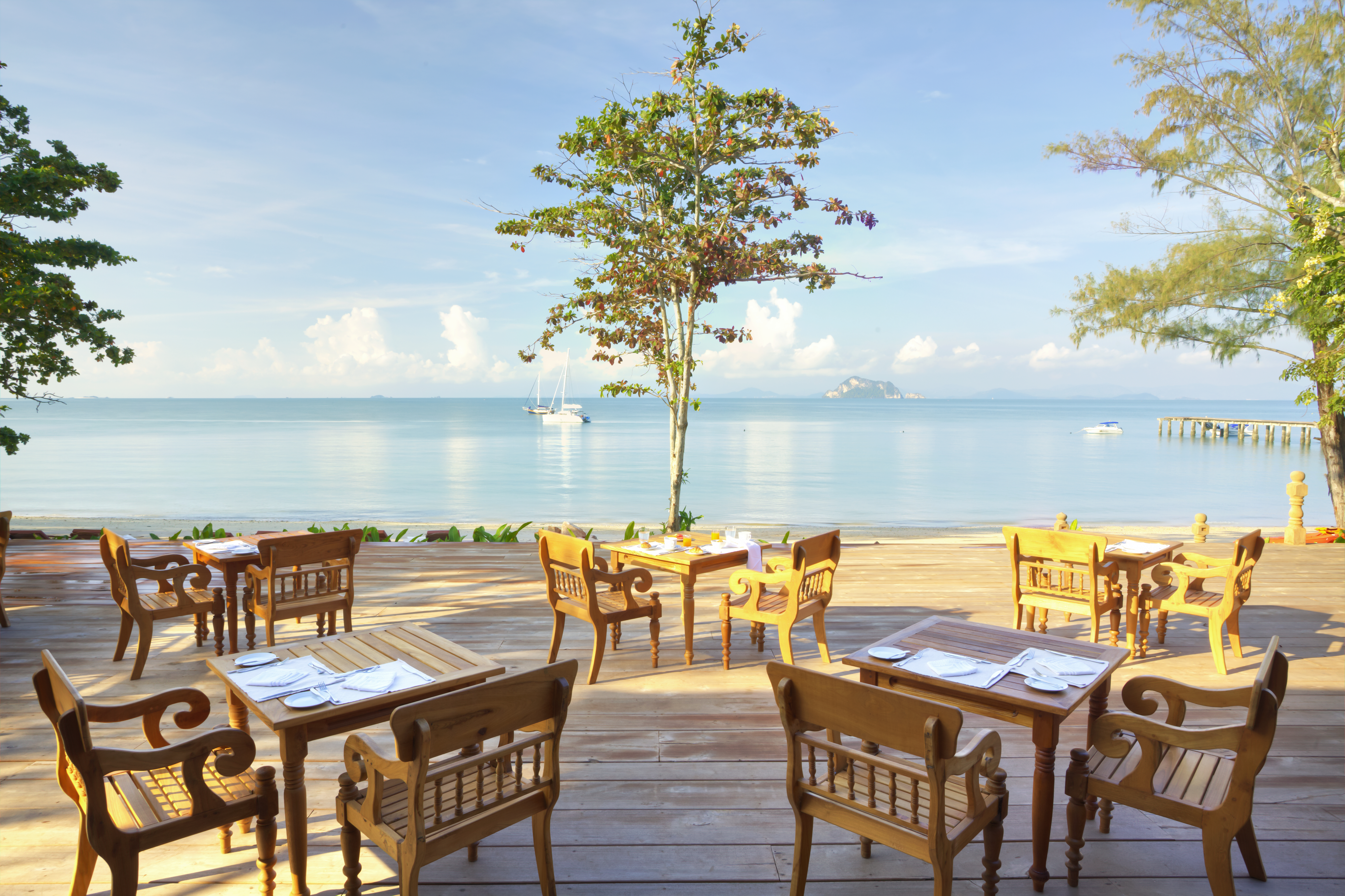 MIDDAG MED UDSIGT - Restaurant Chantara på Santhiya Koh Yao Yai. Her kan I sidde og spise middag eller frokost og nyde udsigten, Check Point Travel