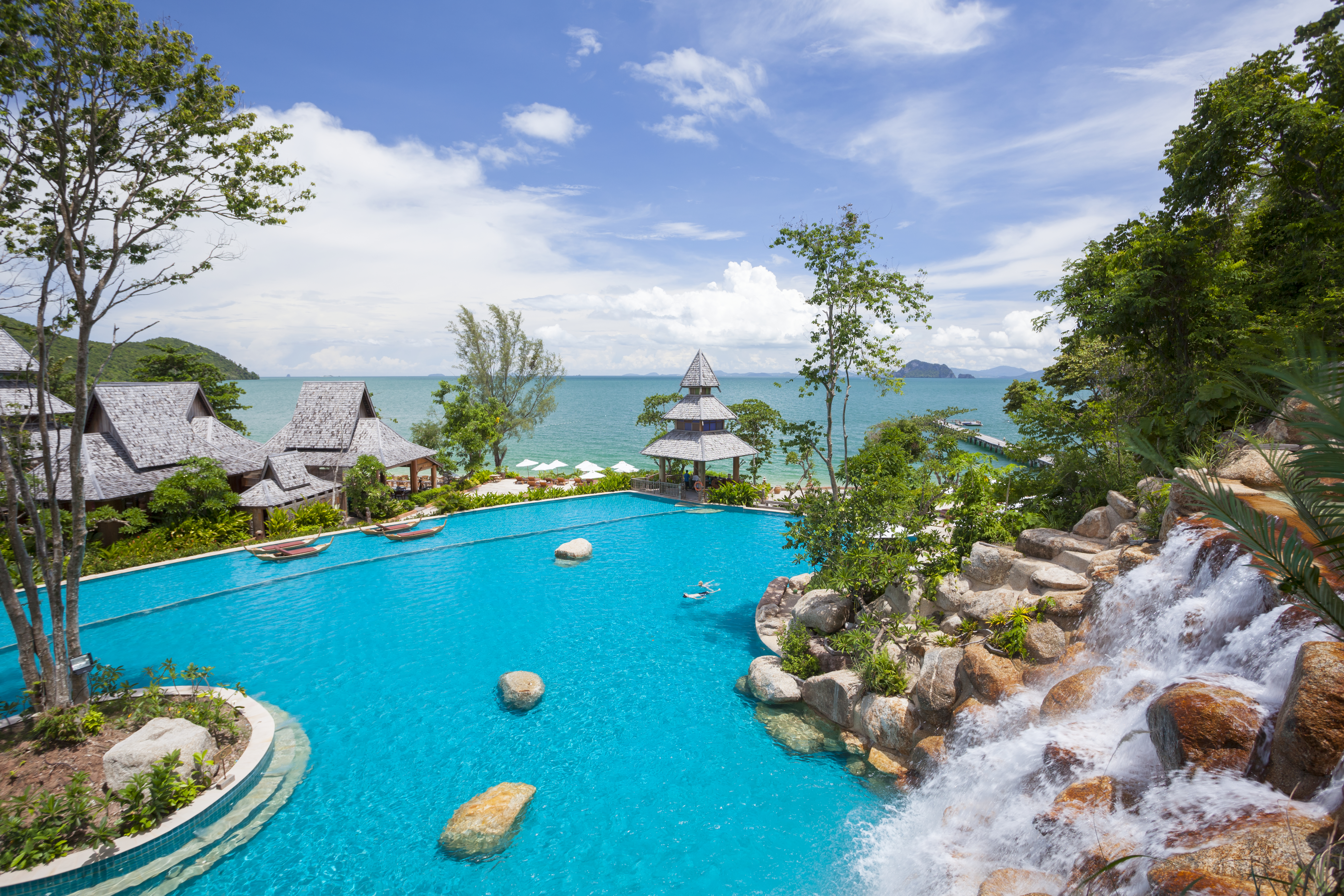 FANTASTISK POOL - Et vandfald bruser ned over klipperne og ned i poolen på Santhiya Koh Yao Yai, Check Point Travel