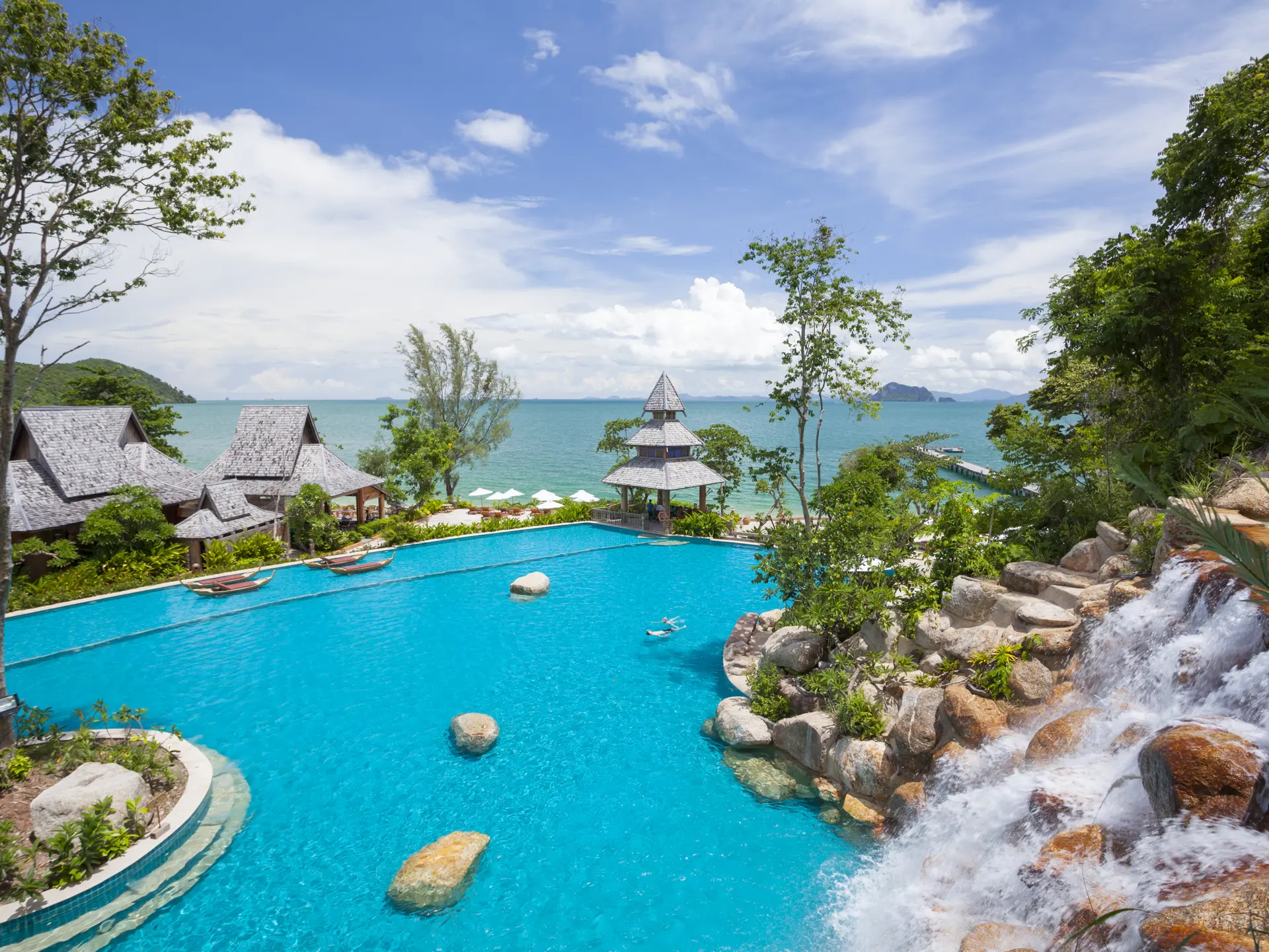 FANTASTISK POOL - Et vandfald bruser ned over klipperne og ned i poolen på Santhiya Koh Yao Yai, Check Point Travel