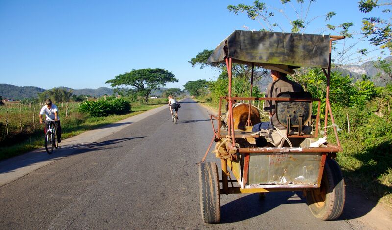 VINALES - på en af vores gratis cykler er det hurtigt og nemt at komme rundt i Vinales, Check Point Travel