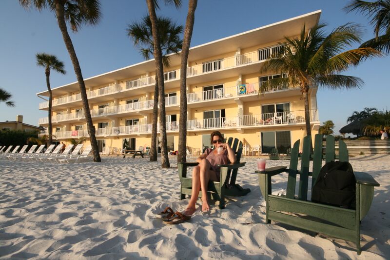 FORT MYERS - nyd solnedgangen over Stillehavet med en kølig cocktail i en af hotellets strandstole mens børnene bygger sandslotte, Check Point Travel