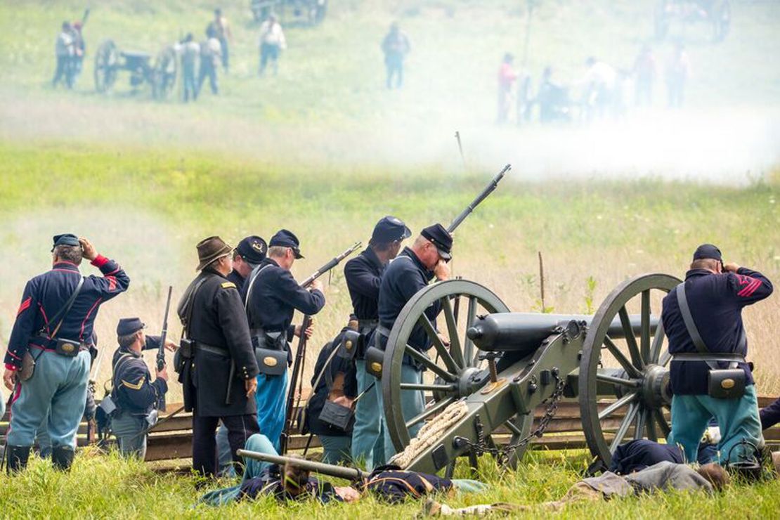 GETTYSBURG - frivillige historieentusiaster genfortolker slagets gang udklædt i matchende uniformer og i røgen fra geværild og kanonader, Check Point Travel