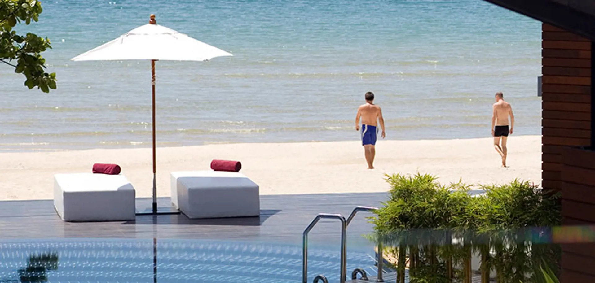 KHANOM - Fra poolen og soldækket på Aava Resort, er der kun få skridt gennem det bløde sand til vandkanten, Check Point Travel