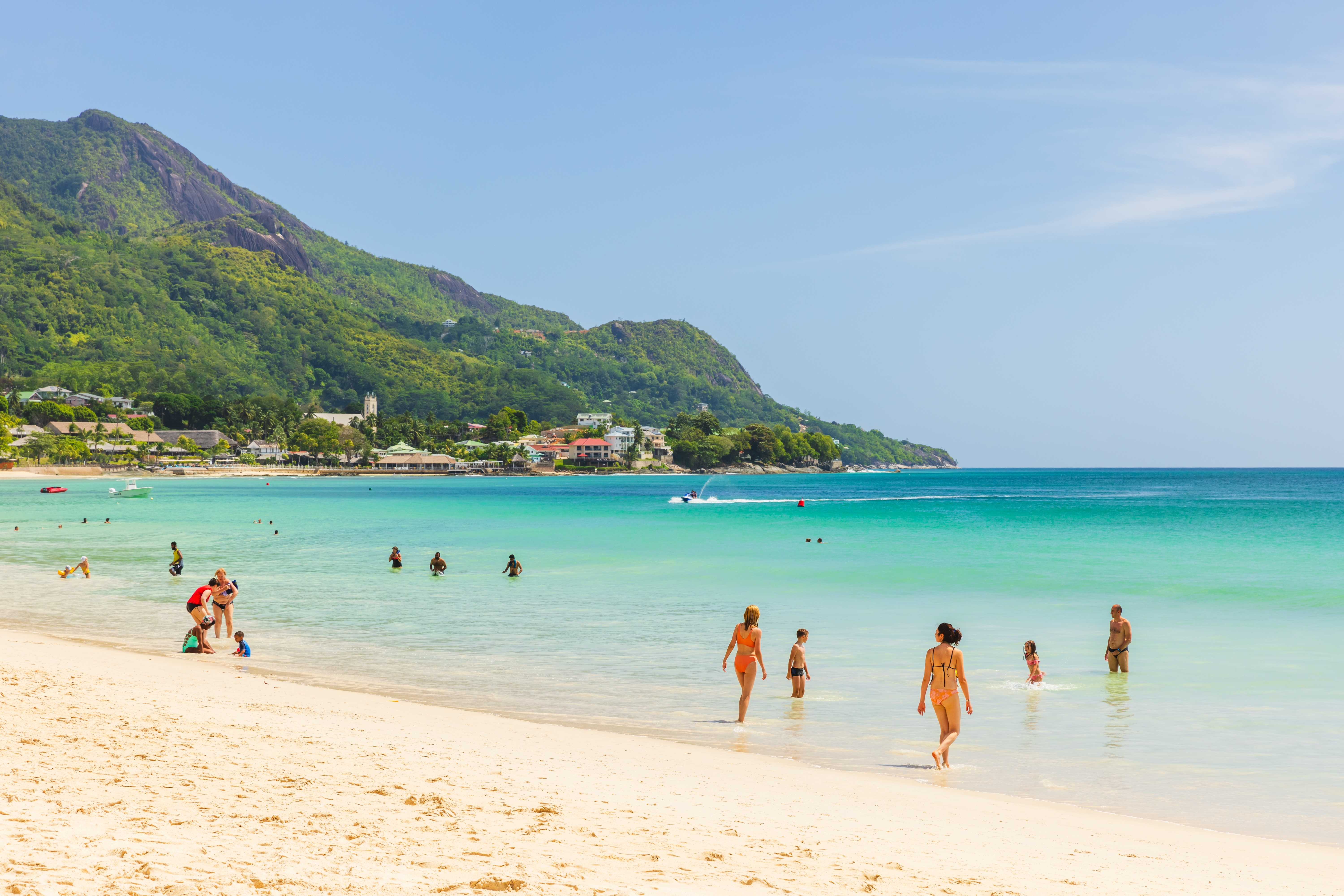 Shutterstock 2700851775 Beau Vallon, Seychellerne 6 August 2023 Beau Vallon Strand På En Solskinsdag, Folk Svømmer Og Hviler Ved Kysten