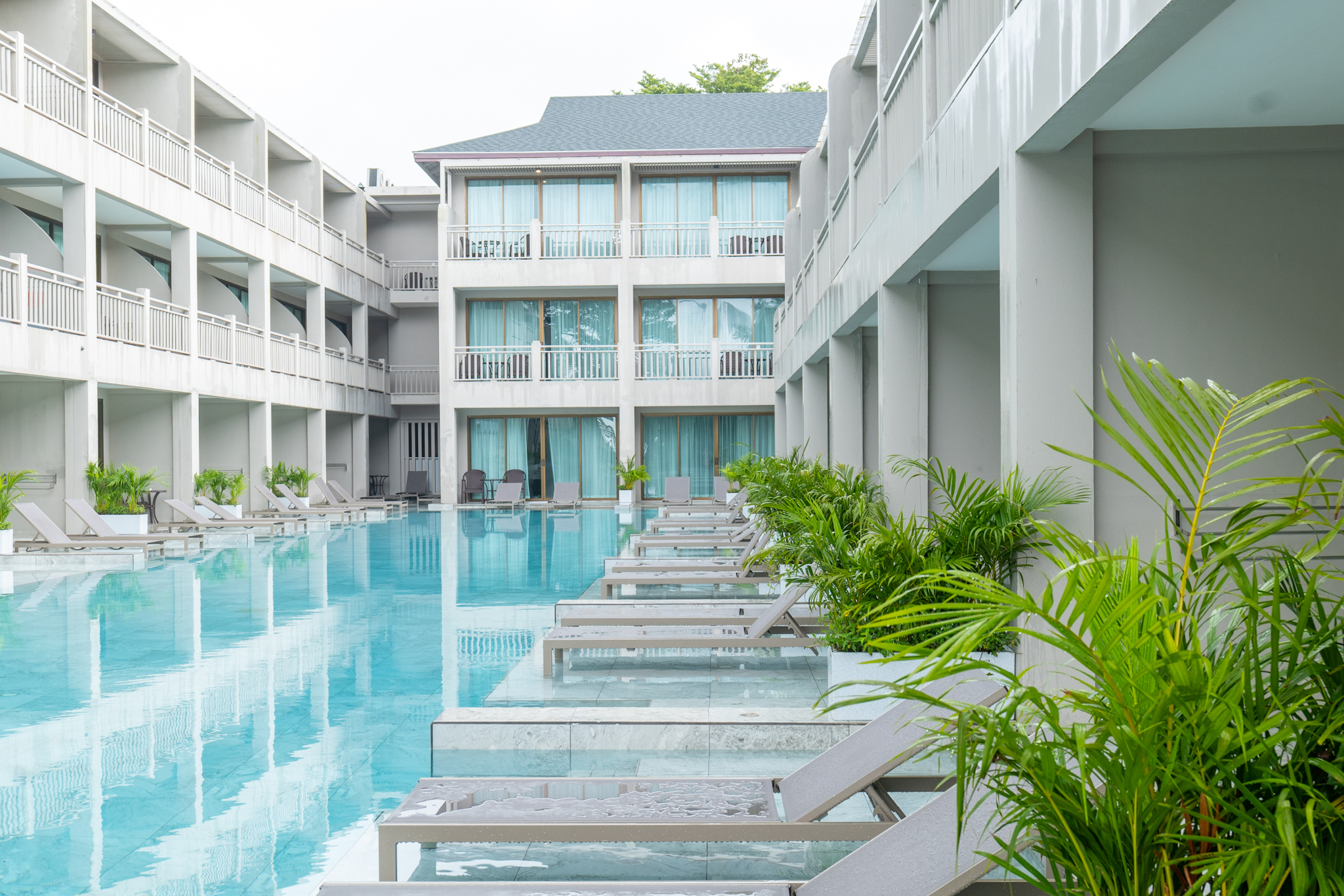 06. Deluxe Pool Access
