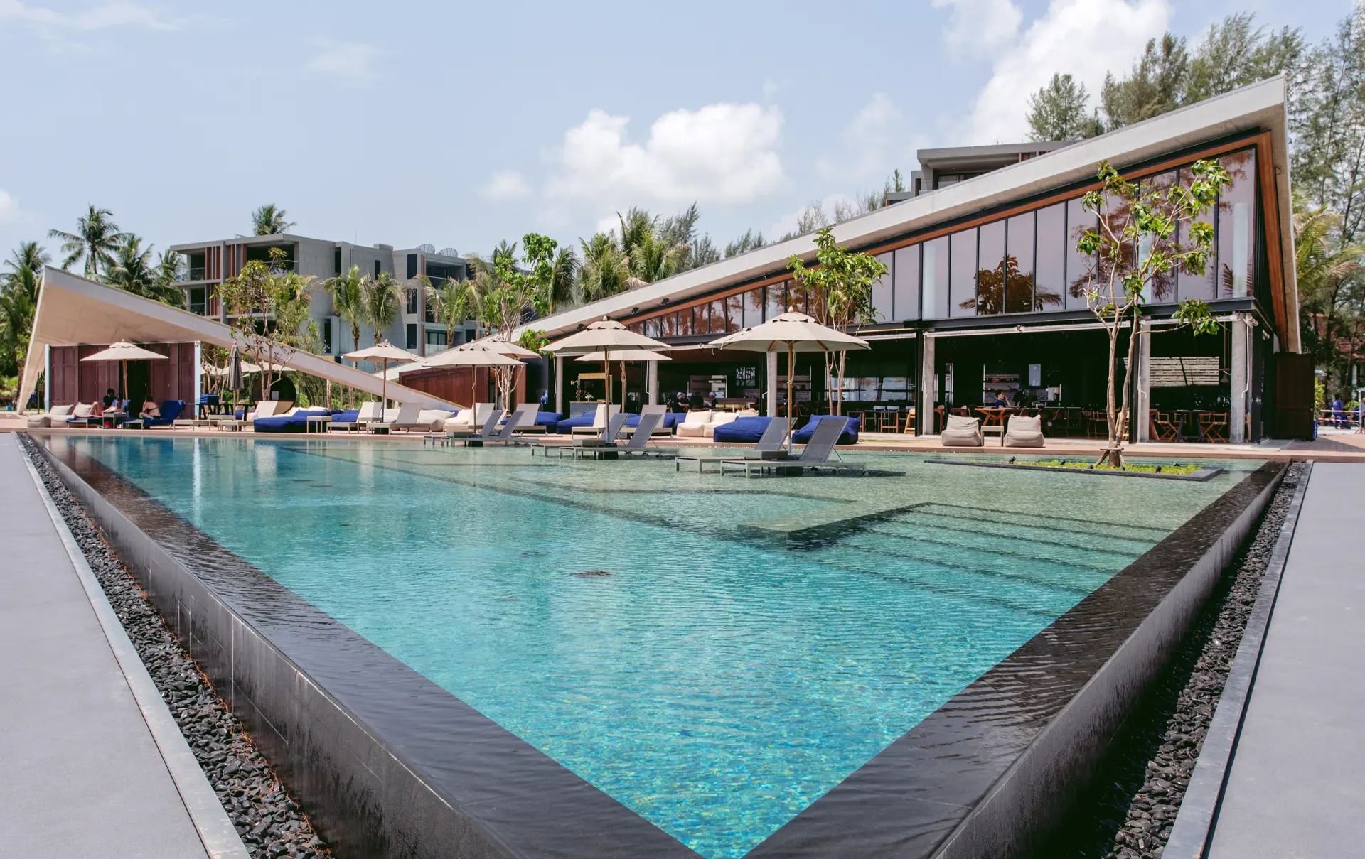 LA VELA - I resortets Beach Club ved stranden kan I slappe af og nyde forskellige former for underholdning