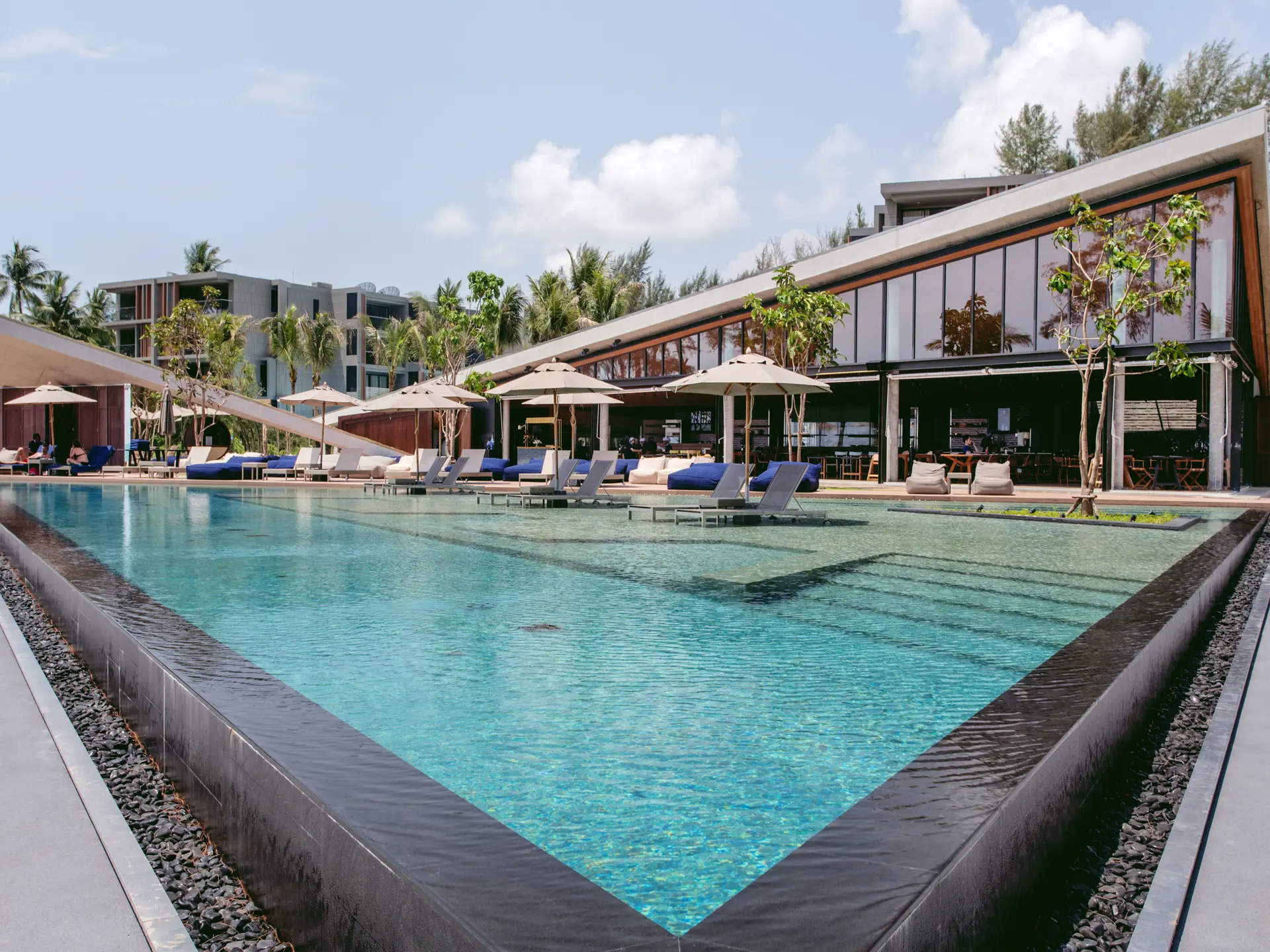 LA VELA - I resortets Beach Club ved stranden kan I slappe af og nyde forskellige former for underholdning