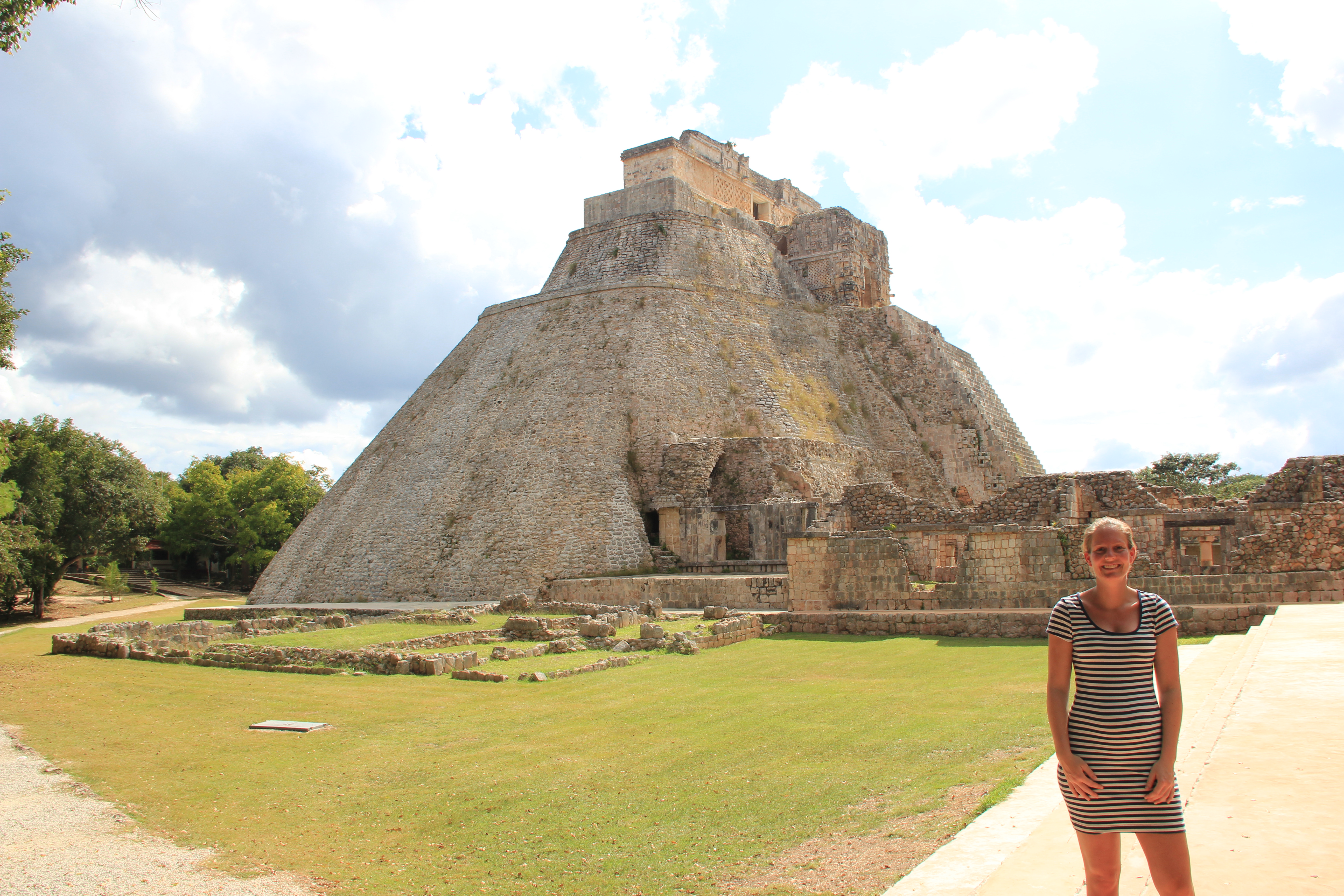 TROLDMANDENS PYRAMIDE - Pyramiderne i mayaernes gamle kongebyer er imponerende. Men Troldmandens Pyramide i Uxmal er efter vores mening en af de smukkeste