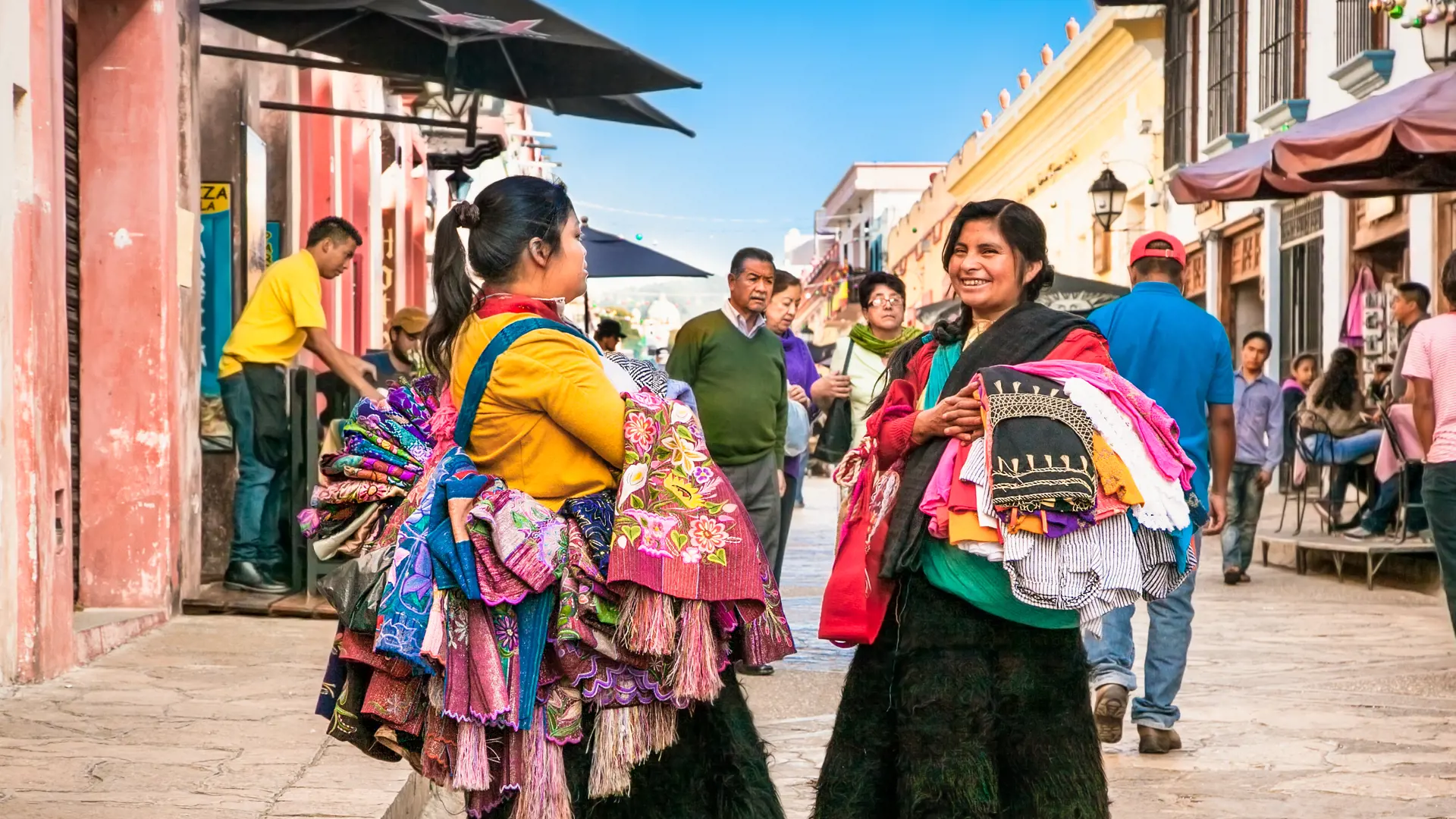 San Cristobal de las Casas - Et par lokale indianerkvinder får sig en sludder i nærheden af byens marked
