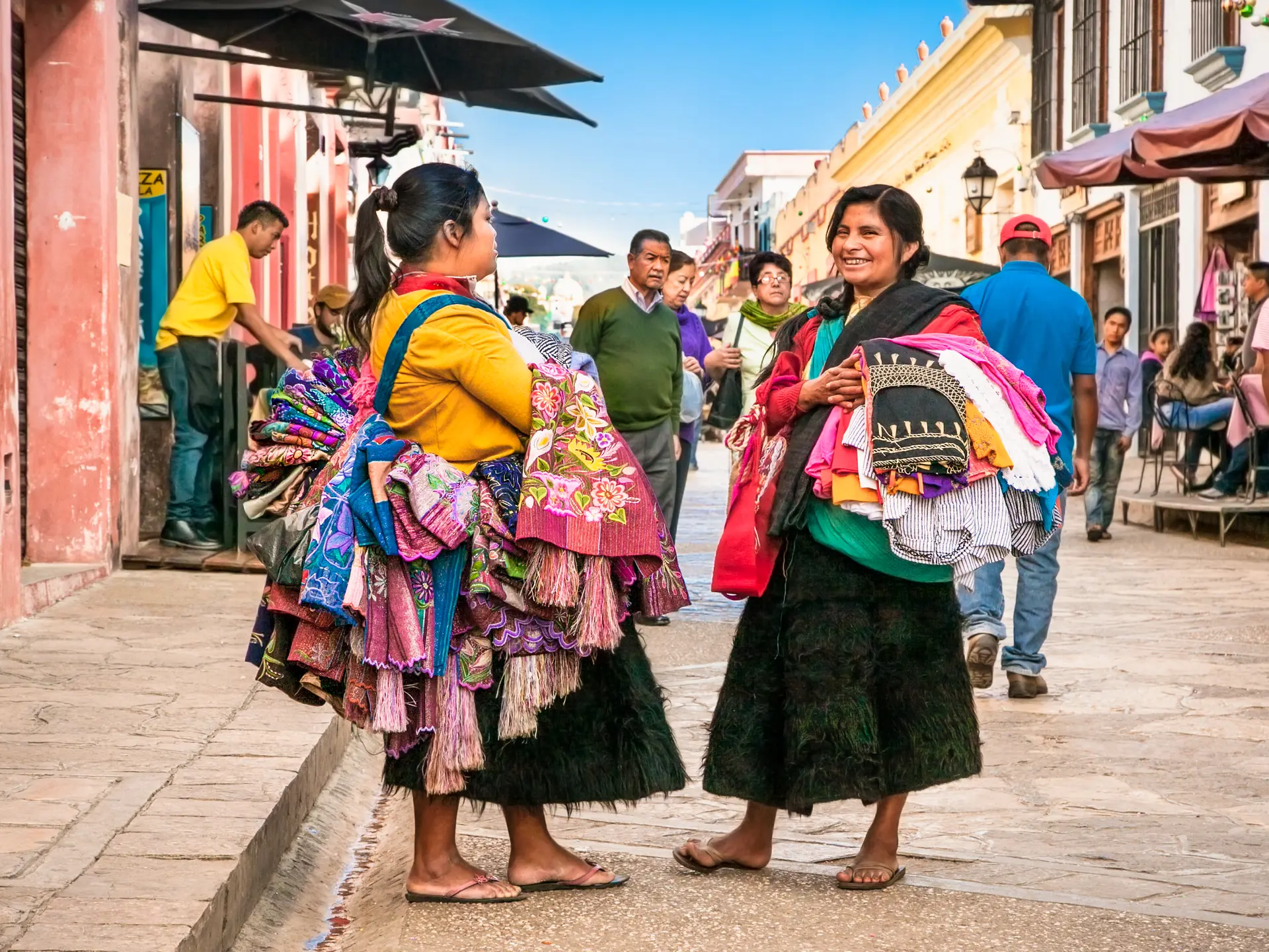 San Cristobal de las Casas - Et par lokale indianerkvinder får sig en sludder i nærheden af byens marked