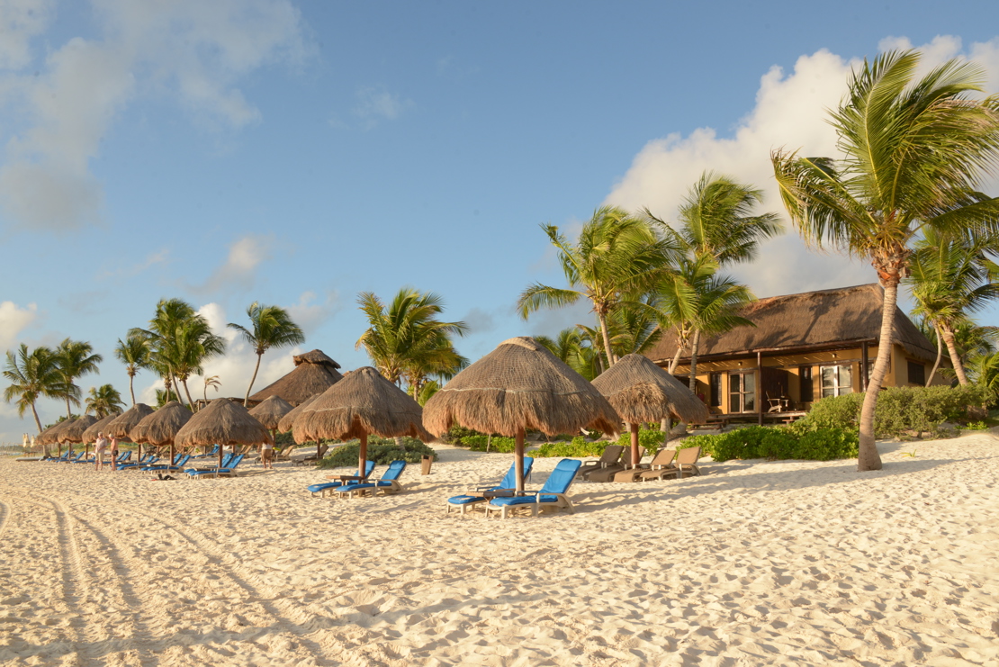 TULUM - Hip Tulum Hotel har sit eget private strandstykke, hvor I kan slappe af under parasollerne. 