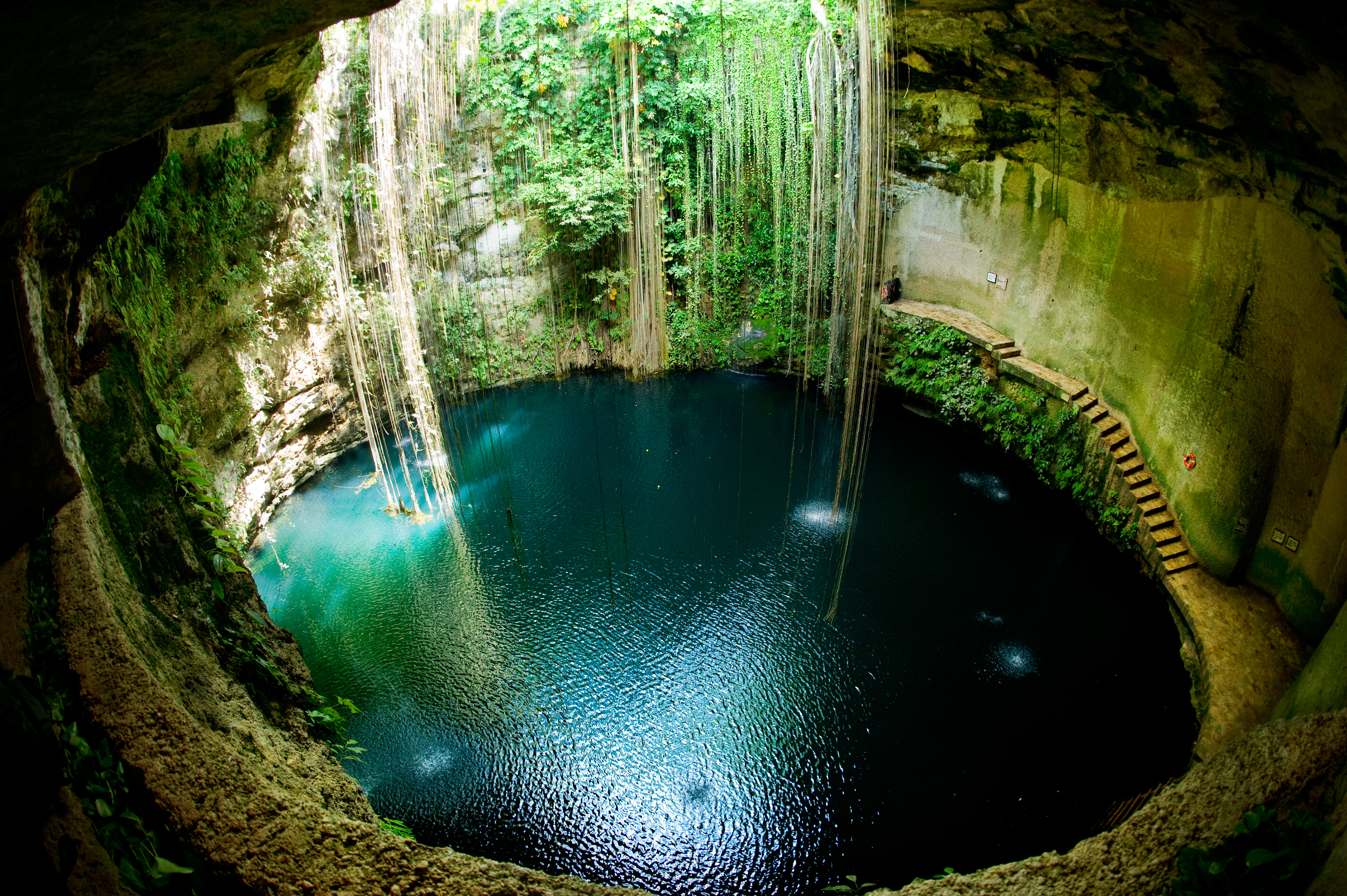 Cenote Ik-Kil 03.jpg