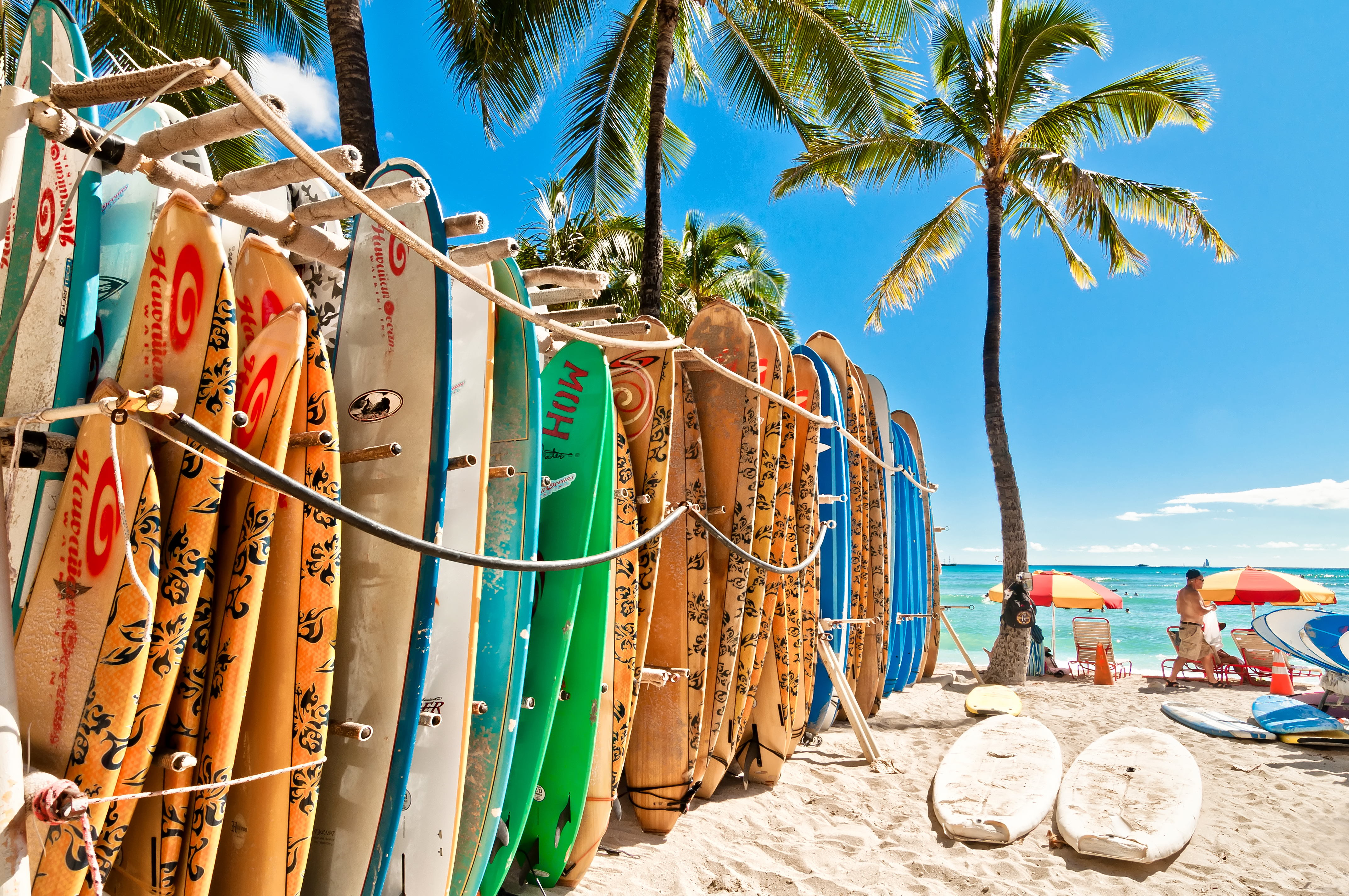HONOLULU, OAHU - På Waikiki-stranden i Honolulu er der gjort klar til en gang surfing.