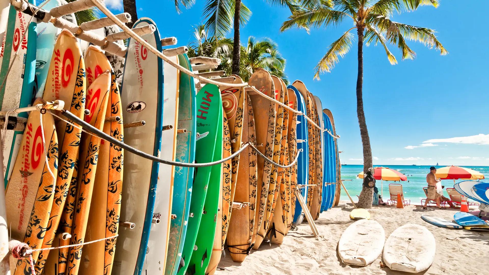 HONOLULU, OAHU - På Waikiki-stranden i Honolulu er der gjort klar til en gang surfing.