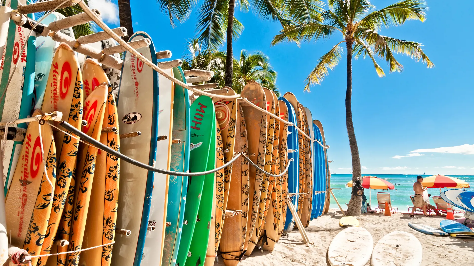 HONOLULU, OAHU - På Waikiki-stranden i Honolulu er der gjort klar til en gang surfing.