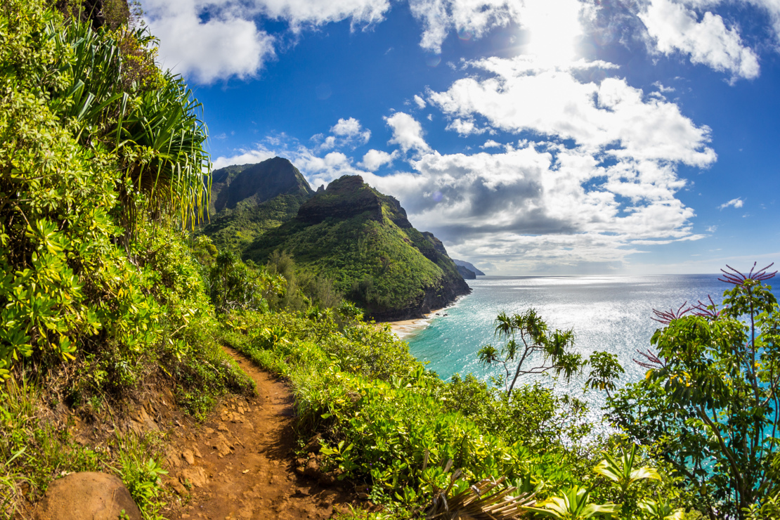 KAUAI - Kalalau Trail er en fantastisk smuk vandretur langs de dramatiske kyst- og klippelandskaber.