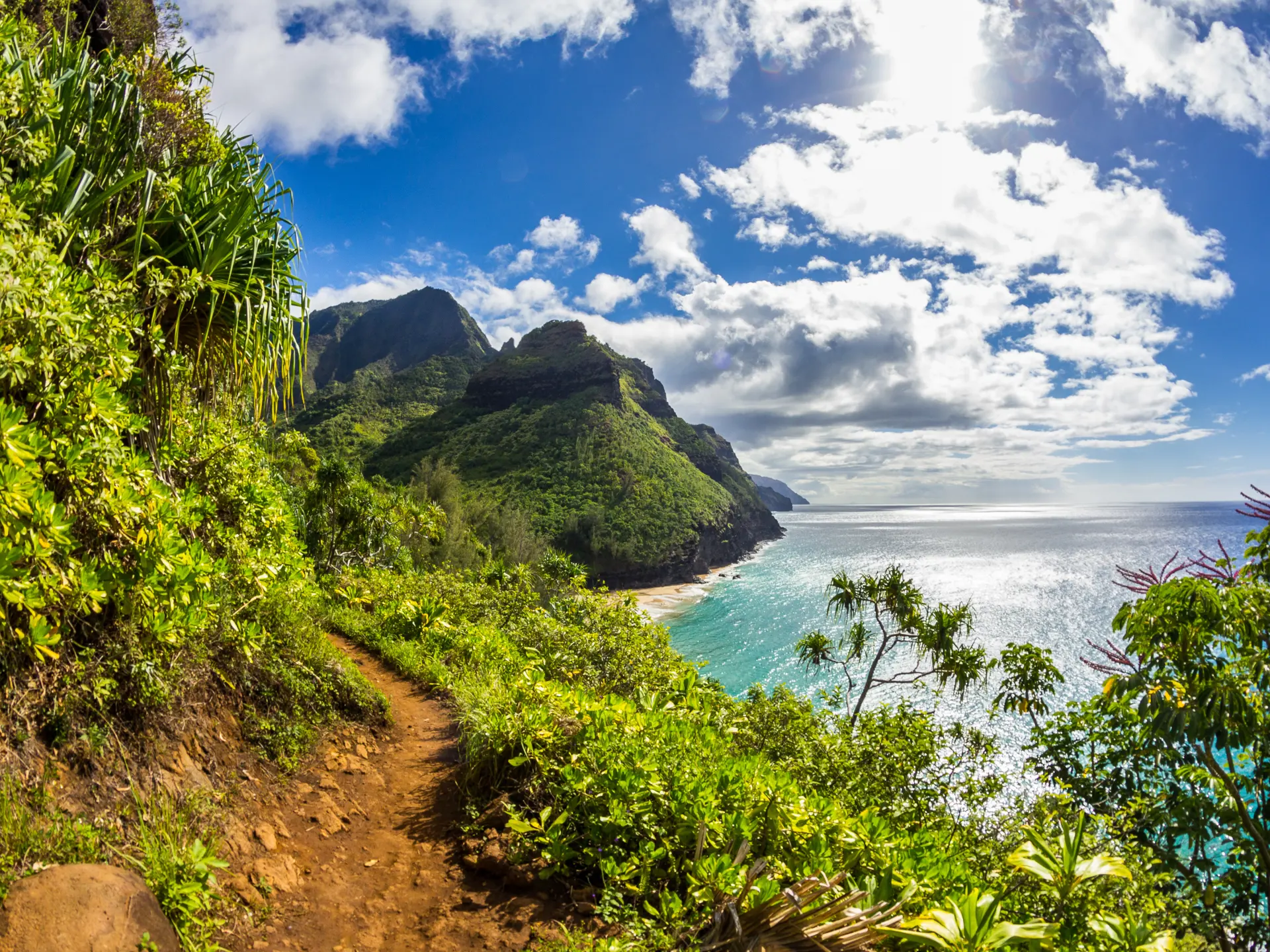KAUAI - Kalalau Trail er en fantastisk smuk vandretur langs de dramatiske kyst- og klippelandskaber.