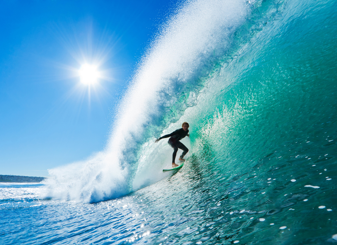 OAHU - Bølgerne på nordkysten er store, og surferne boltrer sig i det lune vand.