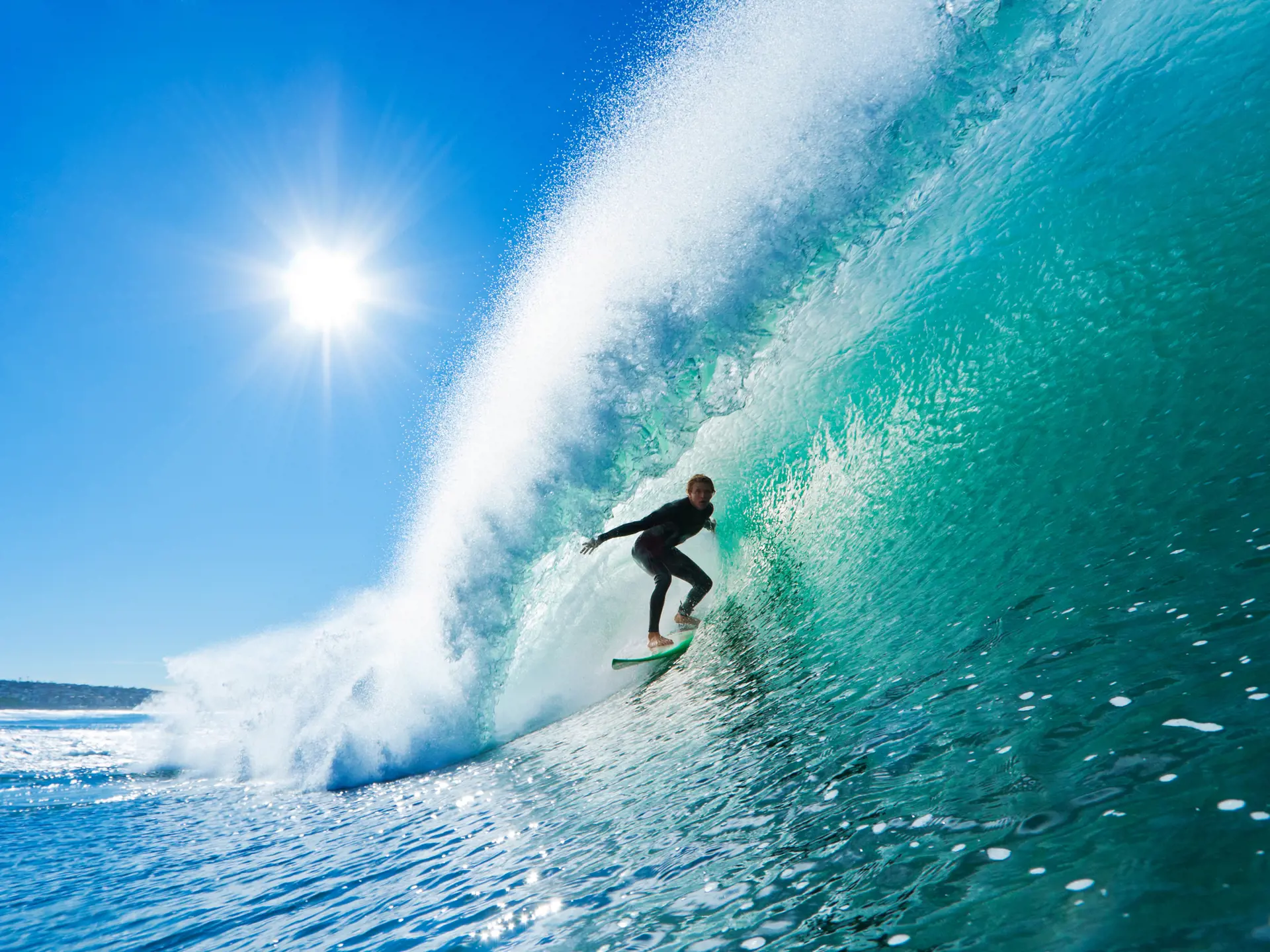 OAHU - Bølgerne på nordkysten er store, og surferne boltrer sig i det lune vand.
