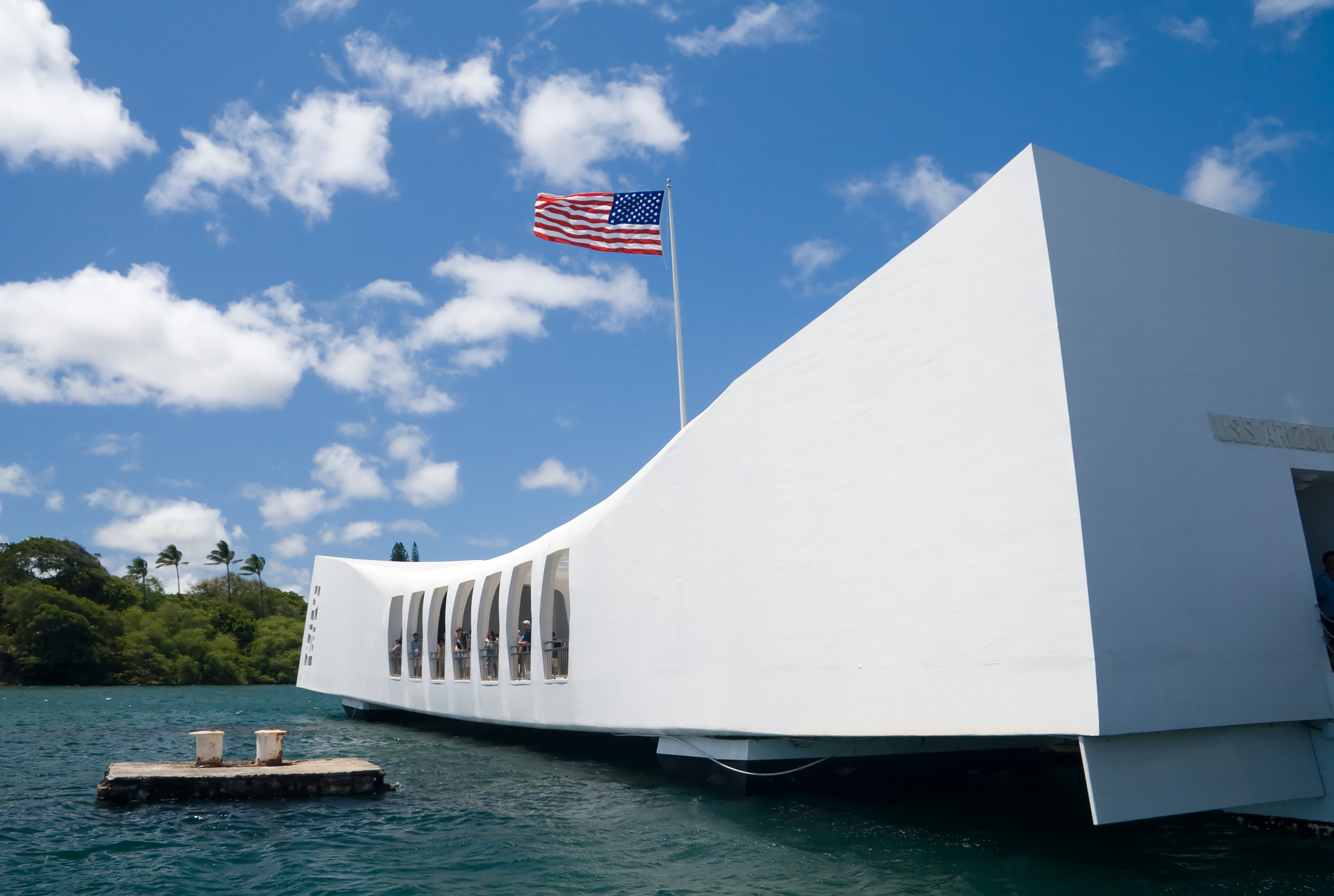 OAHU - Det stemningsfulde U.S.S. Arizona Memorial der mindes de faldne i angrebet på Pearl Harbor. 