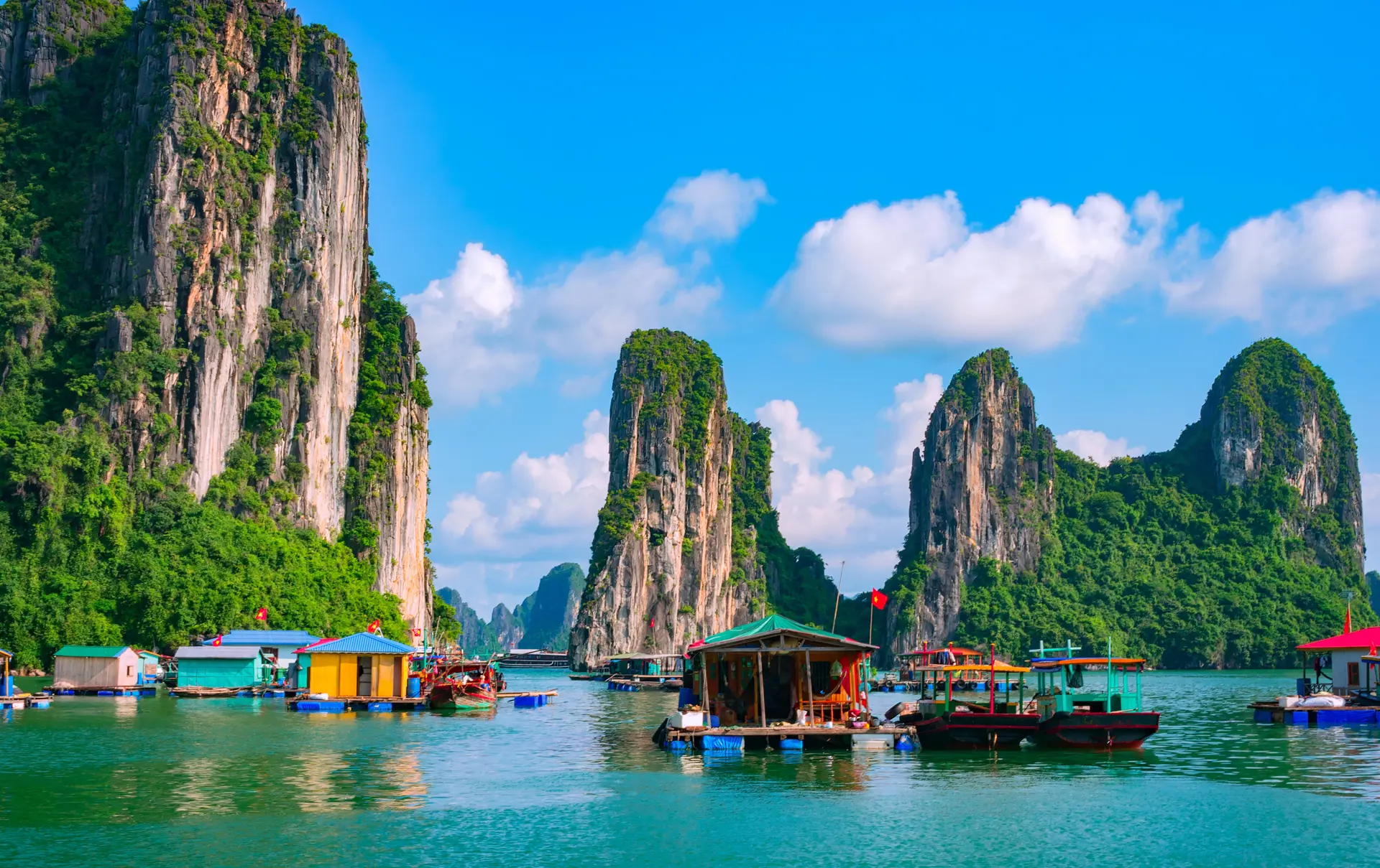 HA LONG - Ha Long-bugten giver jer smuk natur og spændende møde med flydende landsbyer.