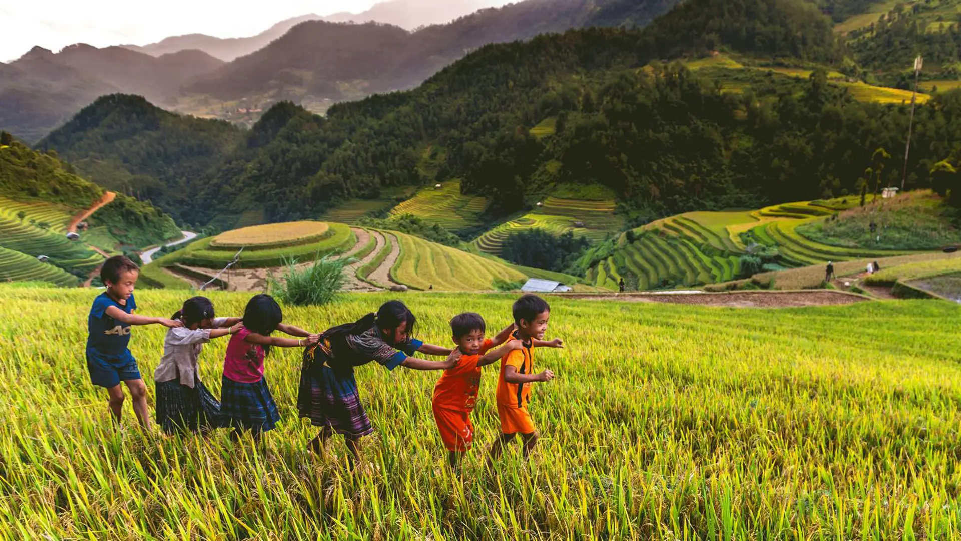 MAI CHAU - Fra Hanoi går turen til de frodige dalstrøg i Mai Chau.