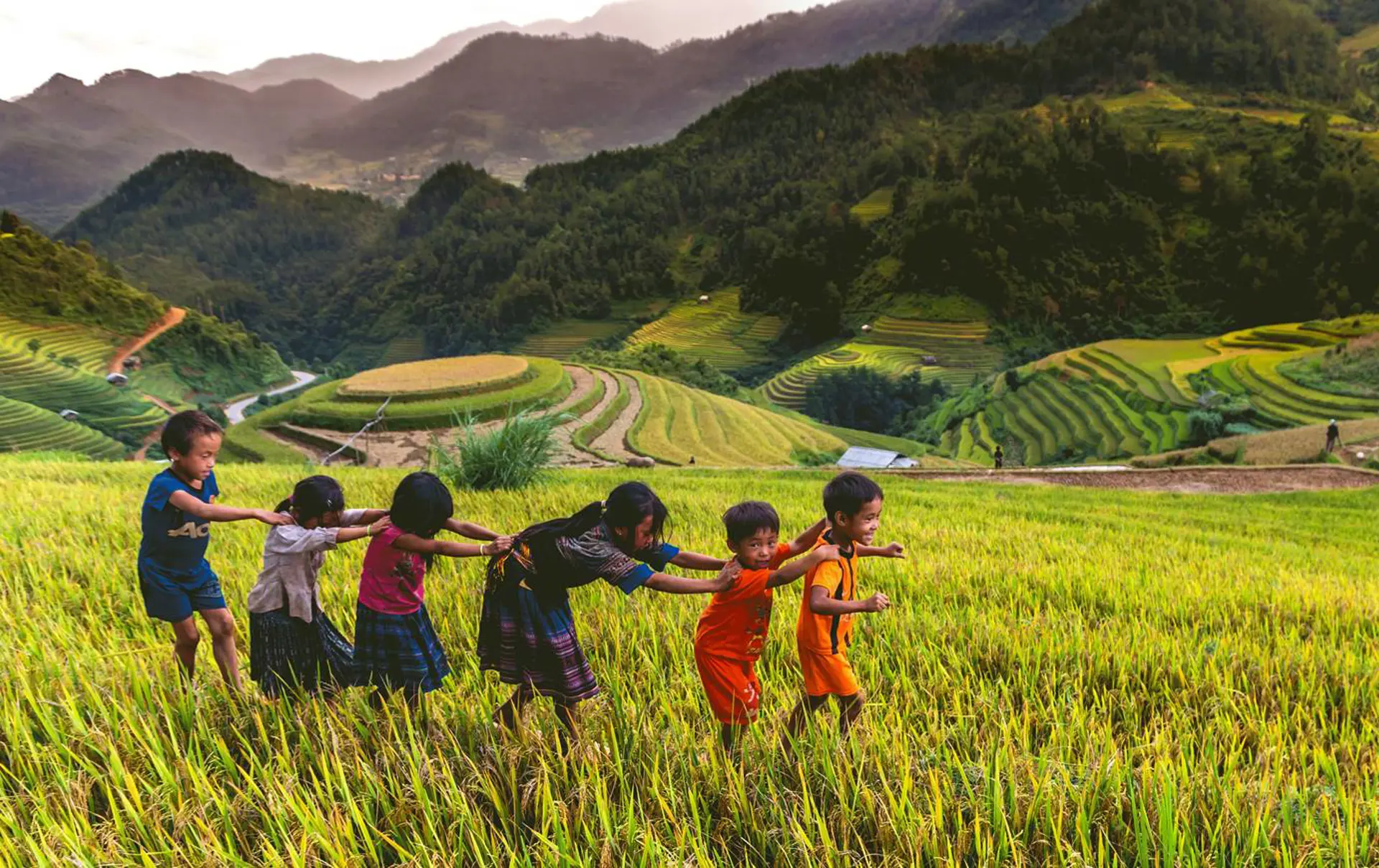 MAI CHAU - Fra Hanoi går turen til de frodige dalstrøg i Mai Chau.