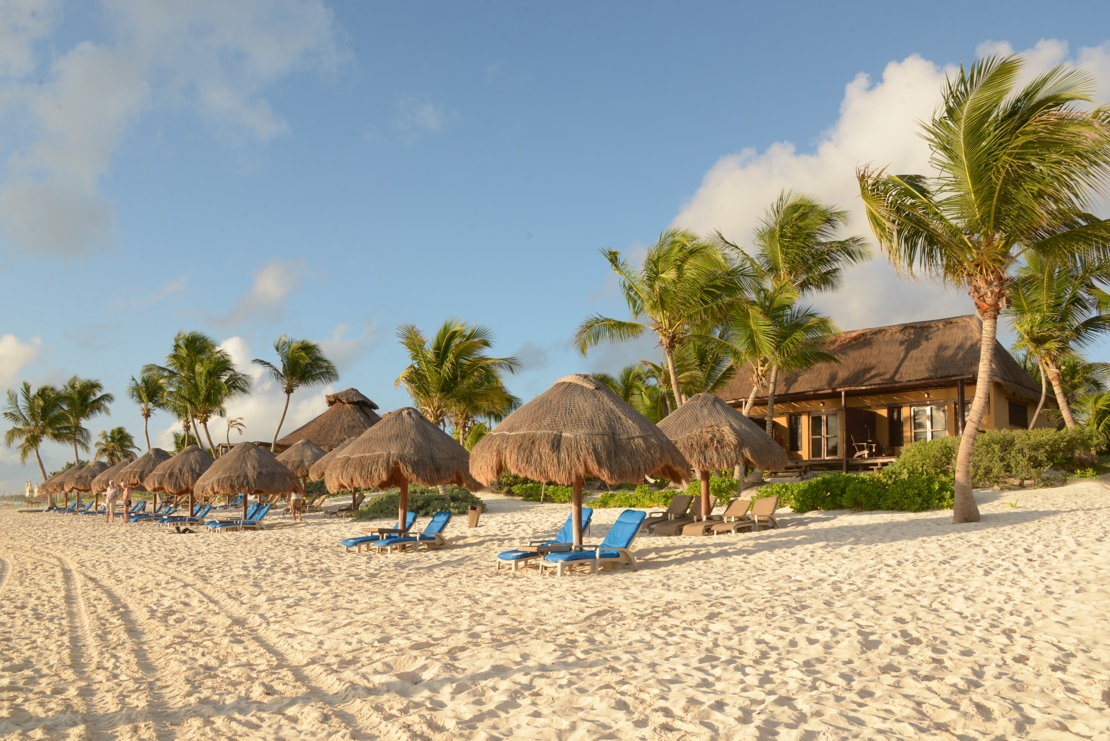 HIP TULUM - Her kan I nyde afslapning og solbade på hotellets private strandafsnit.