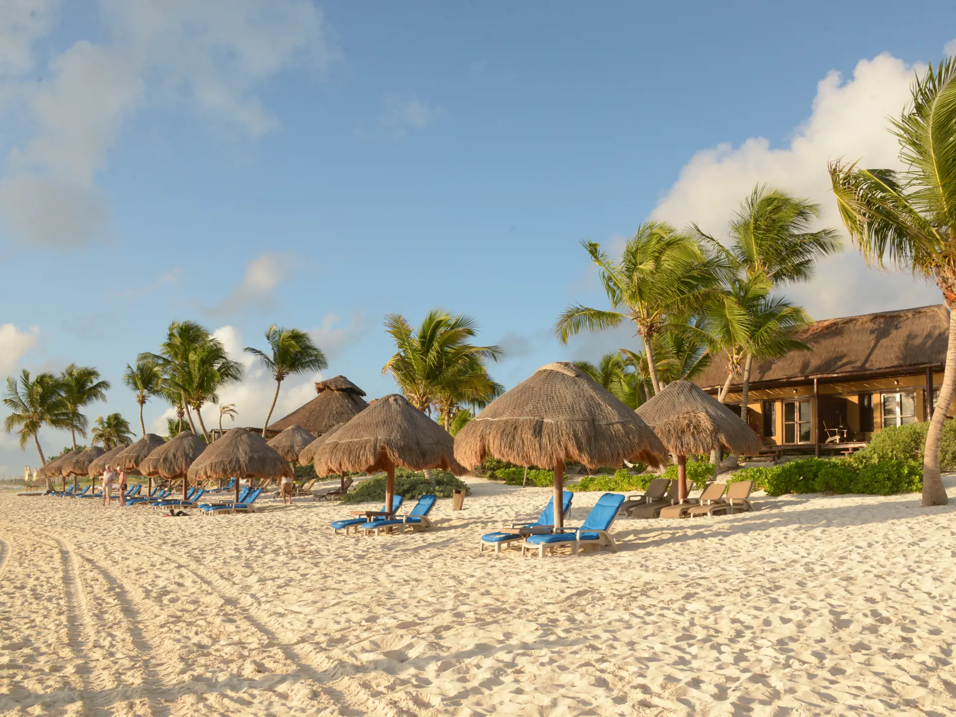 HIP TULUM - Her kan I nyde afslapning og solbade på hotellets private strandafsnit.