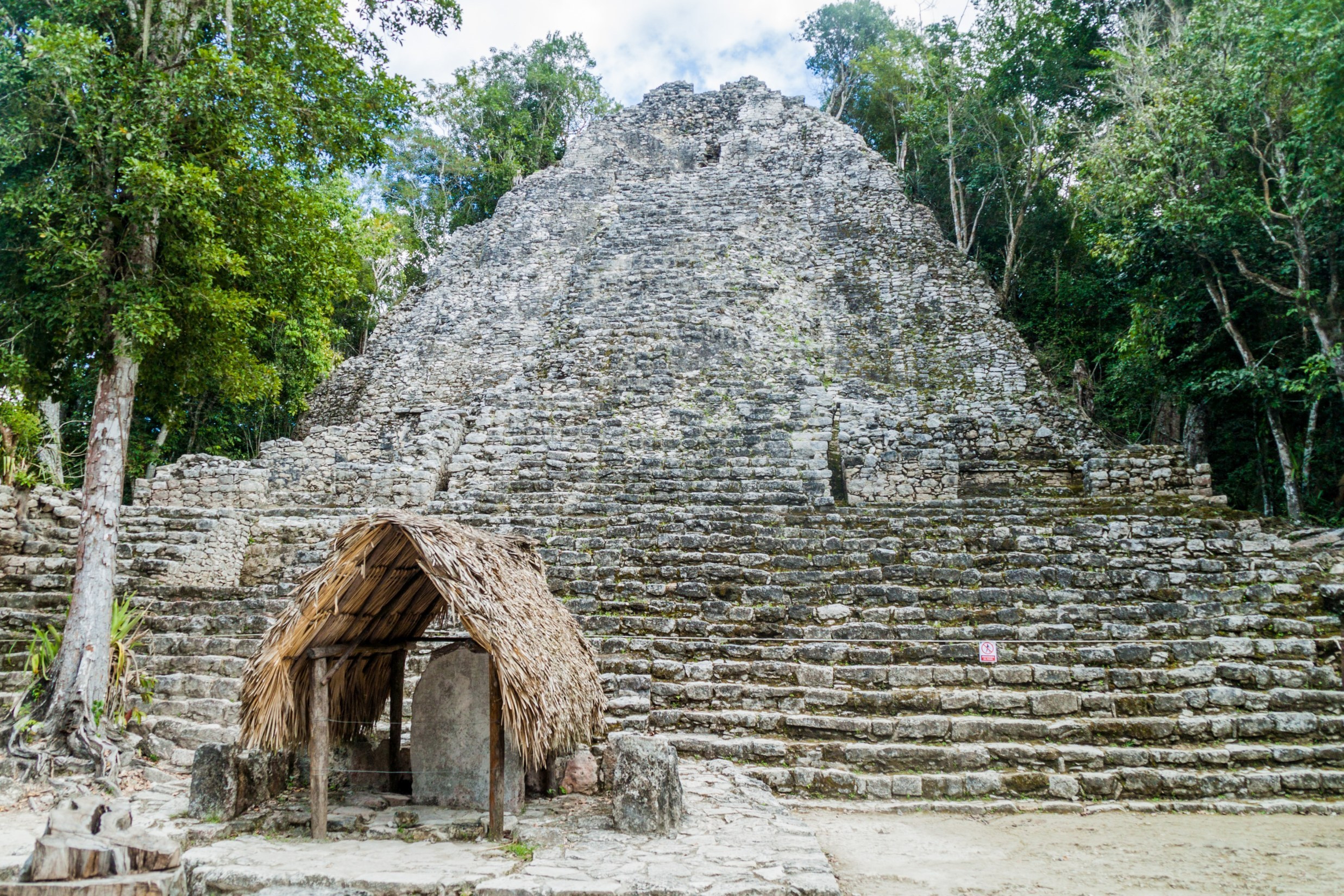 COBÁ - Pyramiderne i Cobá er endnu en spændende udflugtsmulighed fra Tulum. Føl jer som Indiana Jones mens I udforsker de ældgamle ruiner.