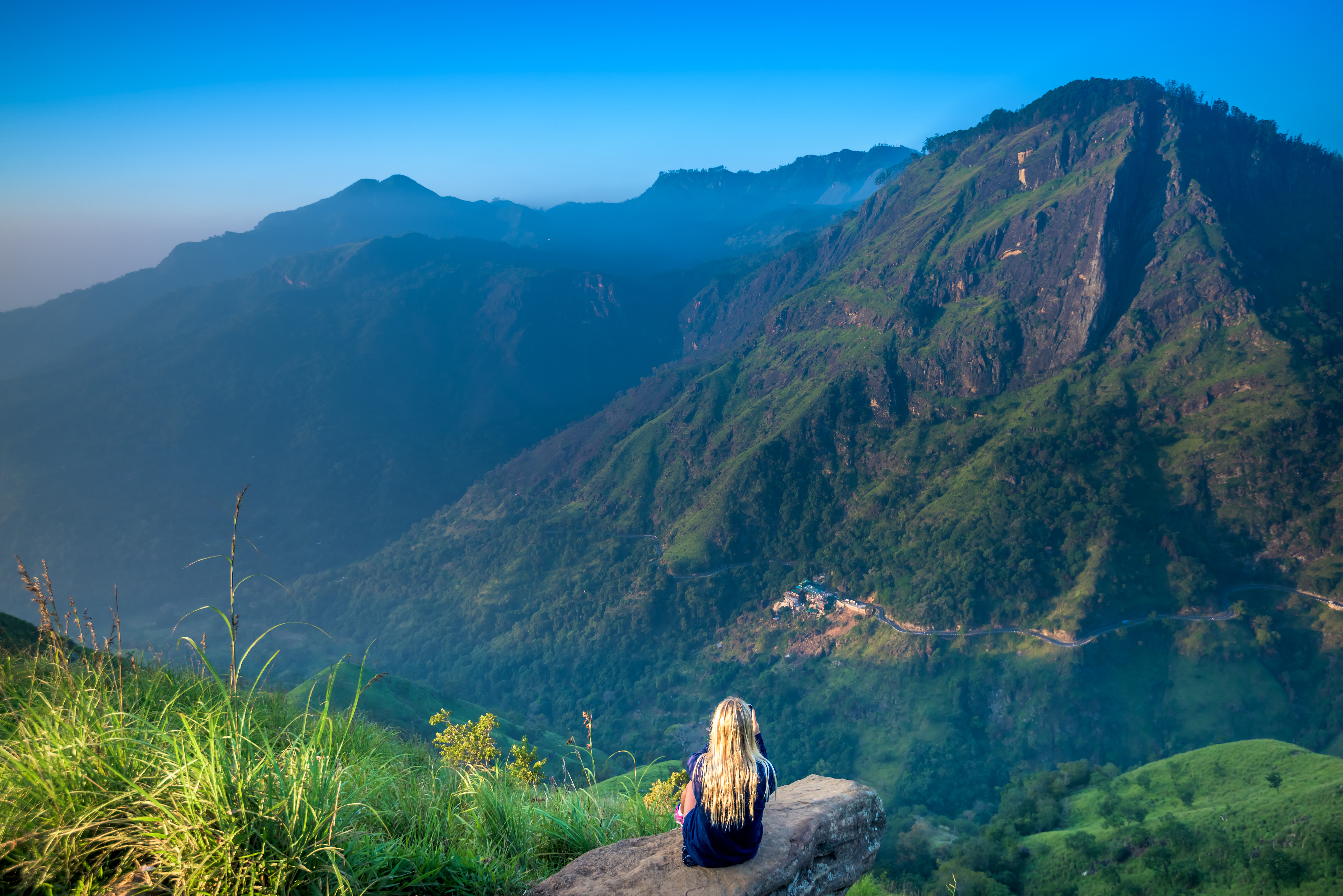 Nyd udsigten over de grønne dale ved Little Adams Peak.